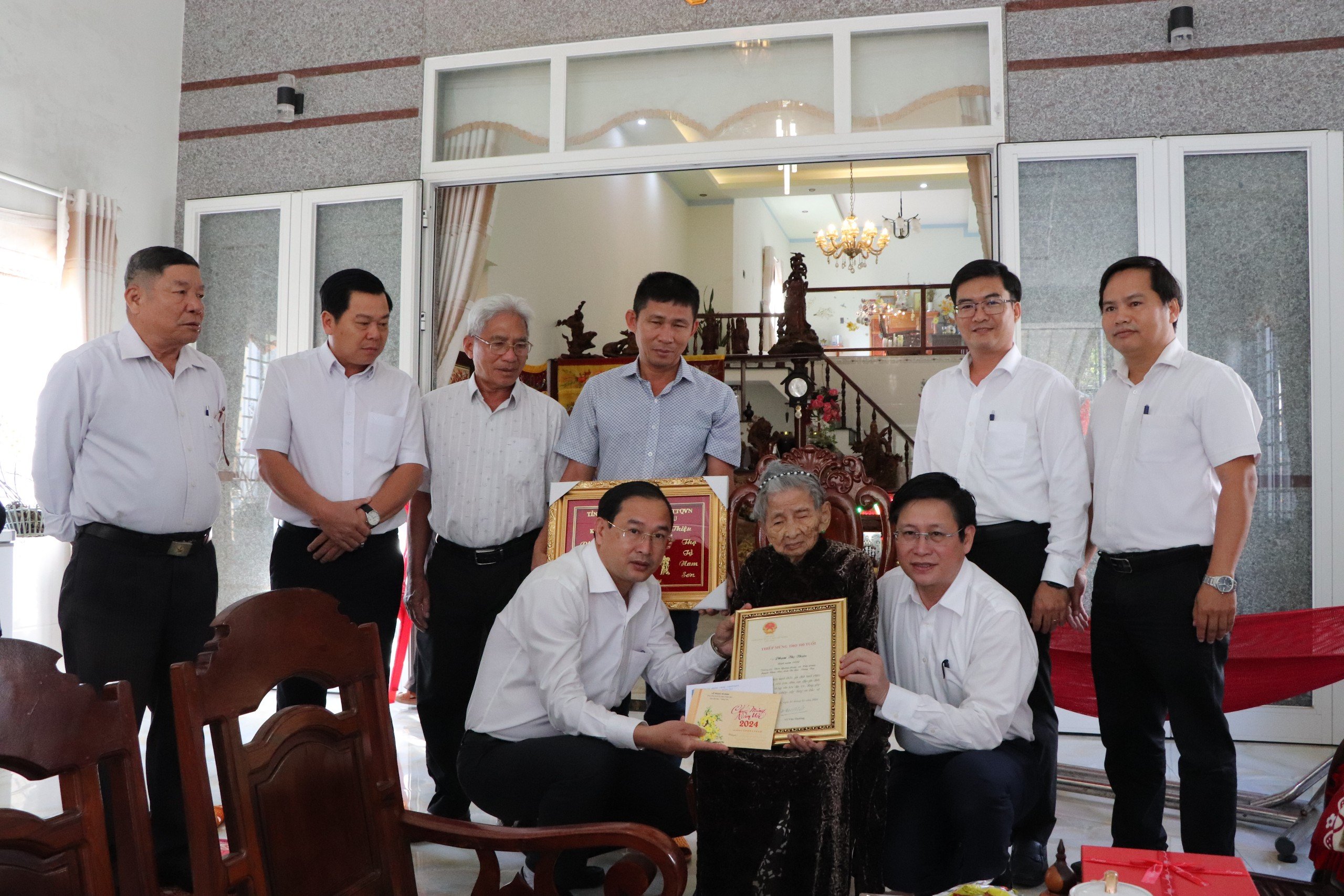 Ông Lê Ngọc Khánh, Phó Chủ tịch UBND tỉnh thăm, tặng quà và chúc thọ cụ bà Phạm thị Thiệu, thôn Quảng Long, xã Kim Long. Ảnh Đinh Hùng