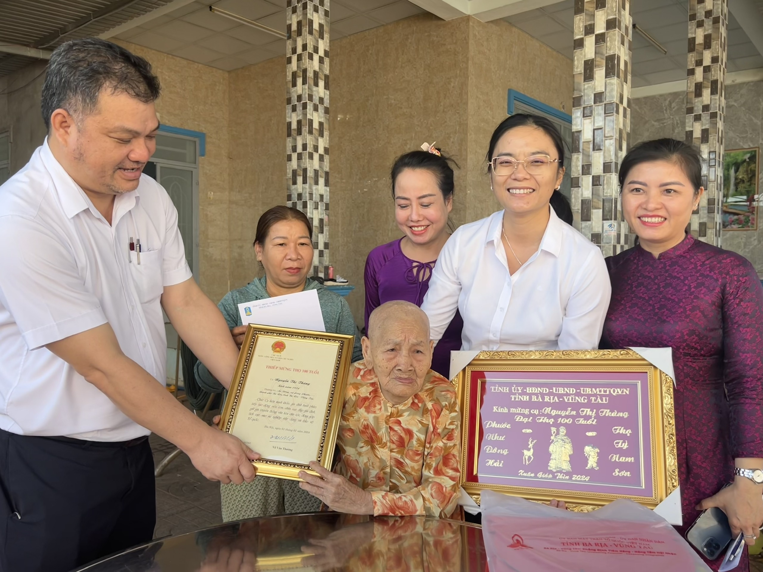  Đoàn do bà Hồ Thị Ánh Tuyết, Bí thư Tỉnh đoàn làm trưởng đoàn thăm và chúc Tết cụ  Nguyễn Thị Thàng (xã Long Phước, TP.Bà Rịa). Ảnh: Trúc Giang