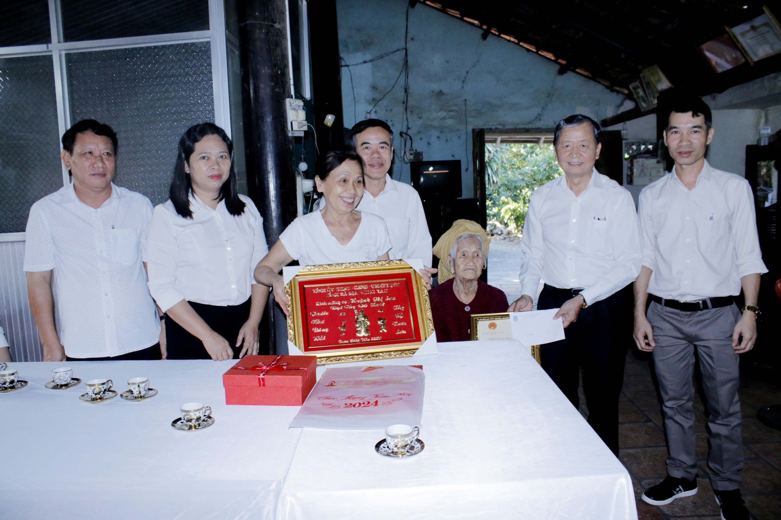Đoàn Tỉnh ủy, HĐND, UBND, UBMTTQ Việt Nam tỉnh do ông  Lương Trí Tiên, Trưởng ban Đại diện Hội Người cao tuổi tỉnh, Phó đoàn đã đến thăm, chúc thọ và tặng quà  cụ Huỳnh Thị Sáu (ấp Phước Lộc, xã  Phước Hội). Ảnh: Vân Anh
