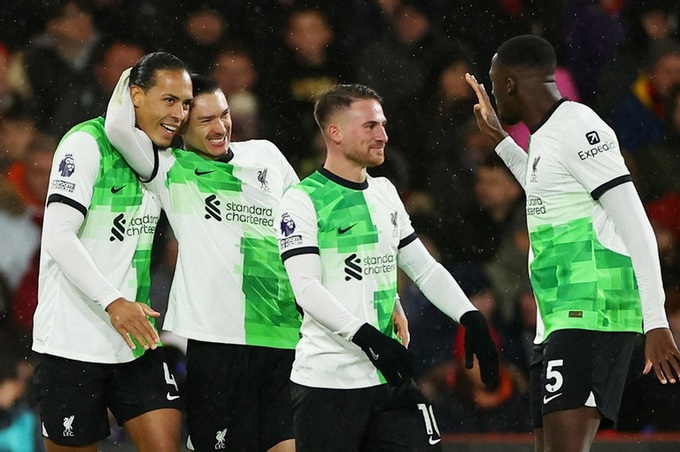 Liverpool vẫn chơi tấn công rất đáng sợ dù không có Salah trong đội hình.