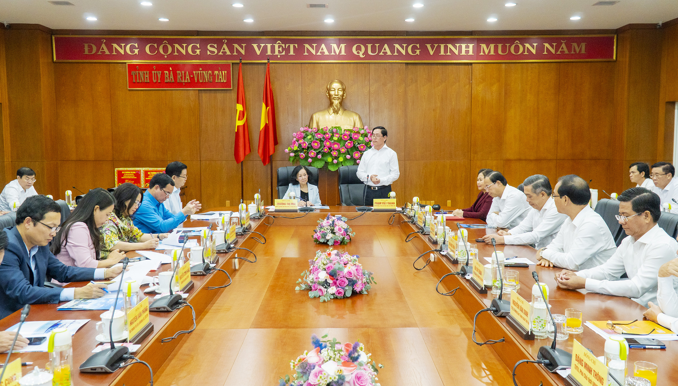 Quang cảnh buổi làm việc.