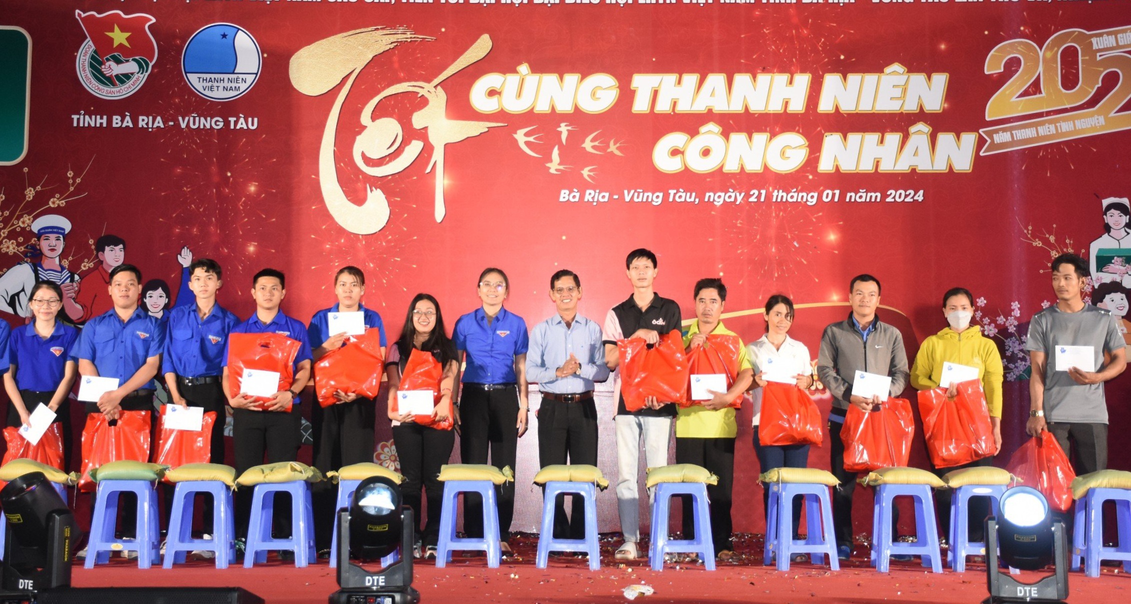 Chị Hồ Thị Ánh Tuyết, Bí thư Tỉnh Đoàn; ông Nguyễn Văn Lợi, Phó Trưởng Ban Dân vận Tỉnh ủy tặng quà Tết cho thanh niên công nhân có hoàn cảnh khó khăn.