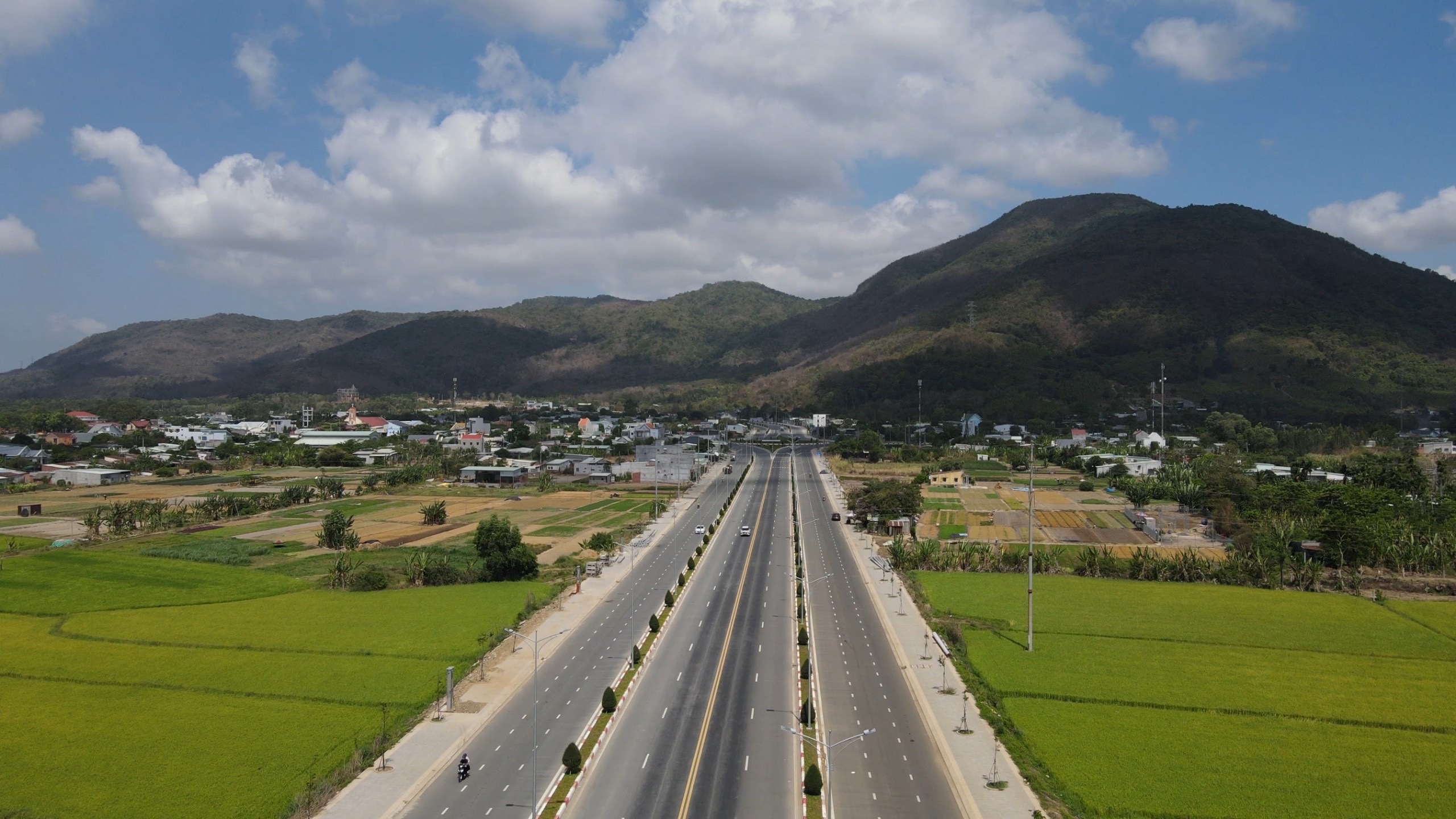 QL56 tuyến tránh TP.Bà Rịa đưa vào sử dụng đã rút ngắn cung đường vận chuyển hàng hóa từ các KCN và hệ thống cảng biển  ra QL51 đi các khu vực khác.