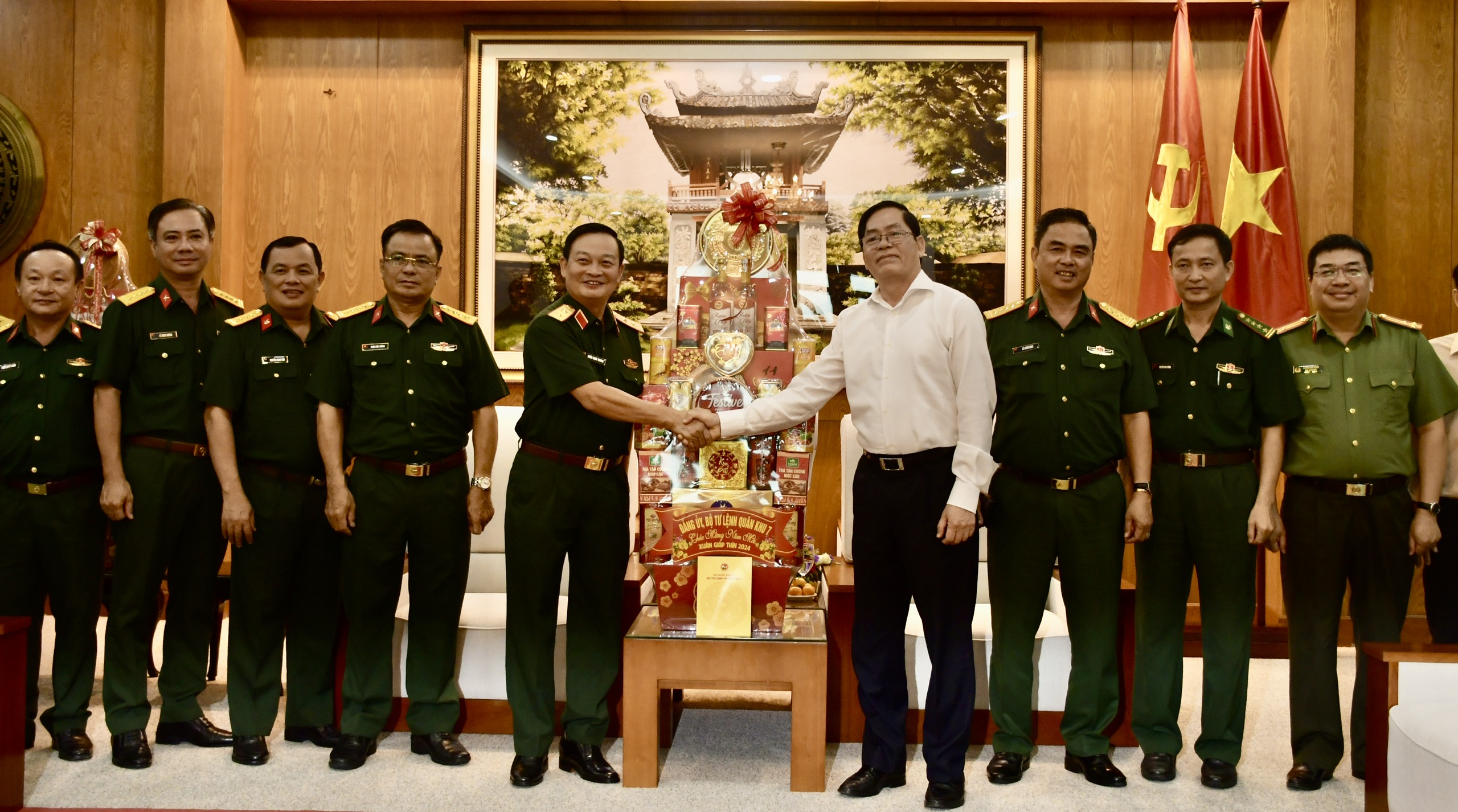 Đoàn công tác Bộ Tư lệnh Quân khu 7 đến thăm, chúc tết và tặng quà tỉnh Bà Rịa-Vũng Tàu.