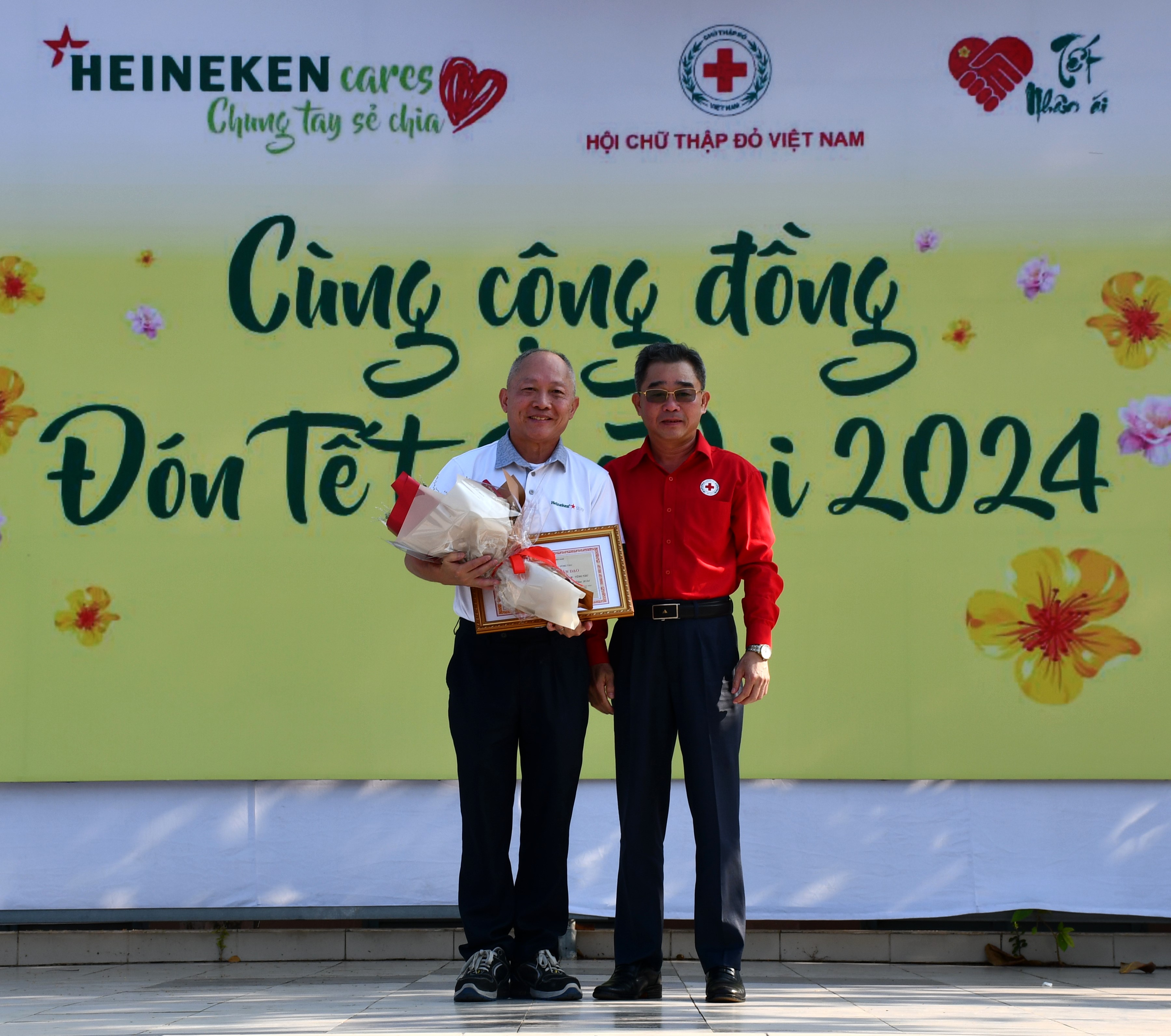 Ông Lê Văn Hậu, Chủ tịch Hội Chữ thập đỏ tỉnh (bên phải) trao Thư cảm ơn Công ty TNHH Nhà Máy Bia Heineken Việt Nam đã tài trợ cho chương trình Tết Nhân ái.