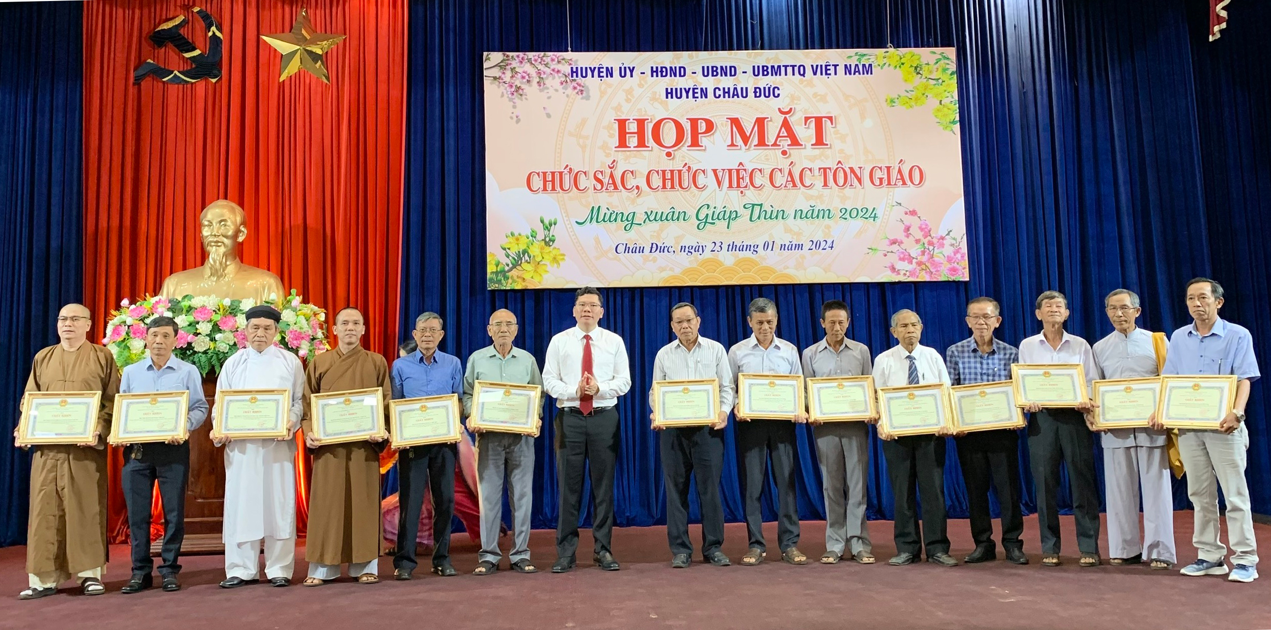 Bí thư Huyện uỷ Châu Đức Hoàng Nguyên Dinh trao bằng khen