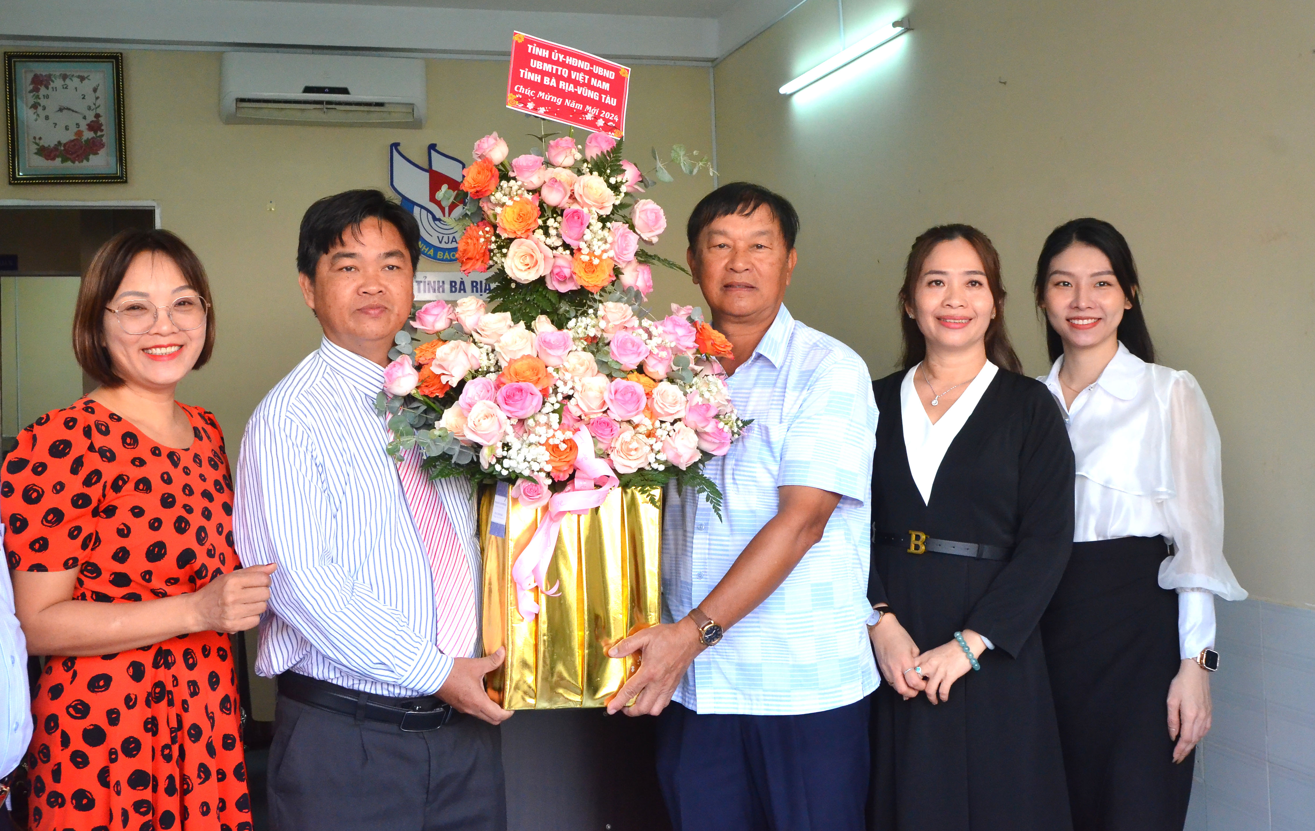 Ông Lê Văn Minh, Phó Trưởng Ban Tuyên giáo Tỉnh ủy tặng hoa, chúc Tết Hội Nhà báo Bà Rịa - Vũng Tàu.
