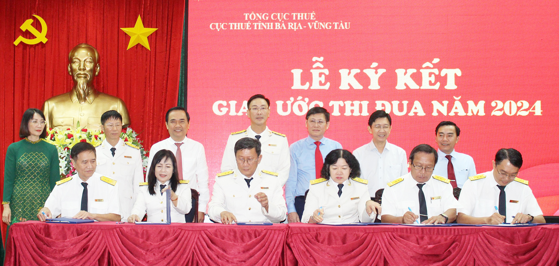 Các phòng, ban Cục Thuế tỉnh ký kết giao ước thi đua, phấn đấu hoàn thành tốt nhiệm vụ được giao.