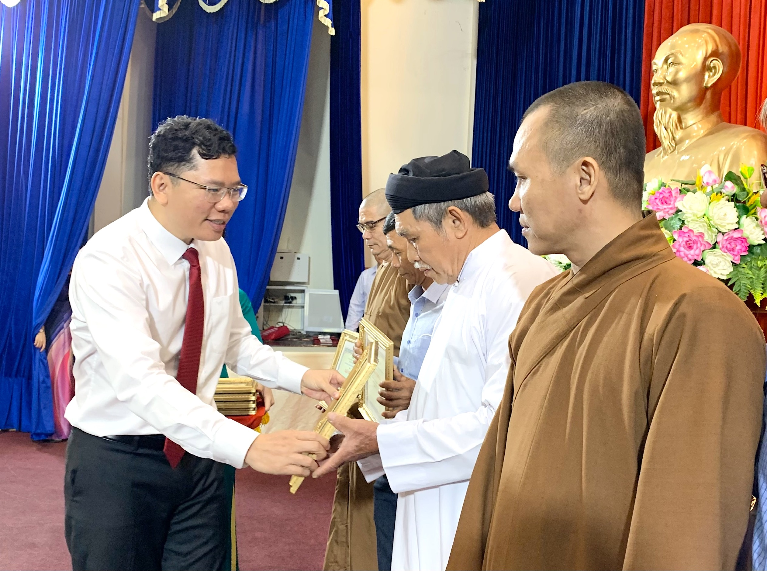 Ông Hoàng Nguyên Dinh, Bí thư Huyện ủy Châu Đức trao giấy khen cho các chức sắc, chức việc.