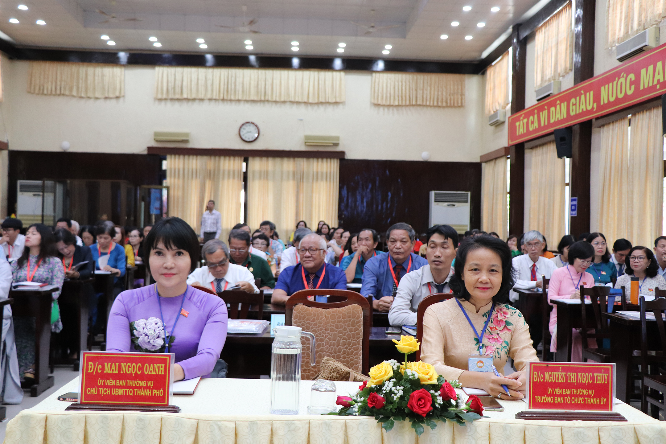Bà Mai Ngọc Oanh, Chủ tịch UBMTTQ Việt Nam TP.Vũng Tàu; bà Nguyễn Thị Ngọc Thủy, Trưởng BTC Thành ủy Vũng Tàu dự ĐH.