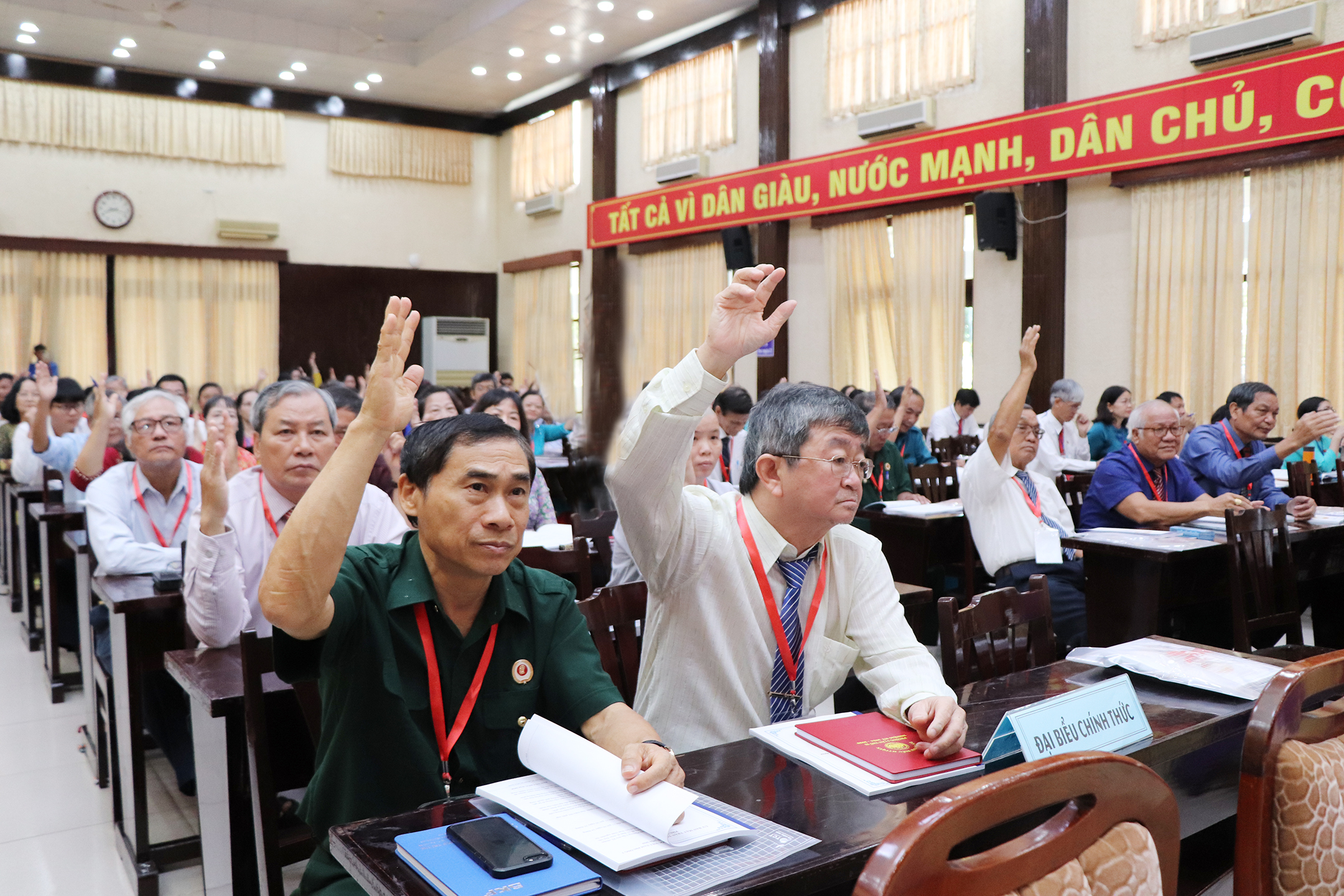 Các đại biểu biểu quyết, thông qua Đề án nhân sự UBMTTQ Việt Nam phường 3 khóa XI.