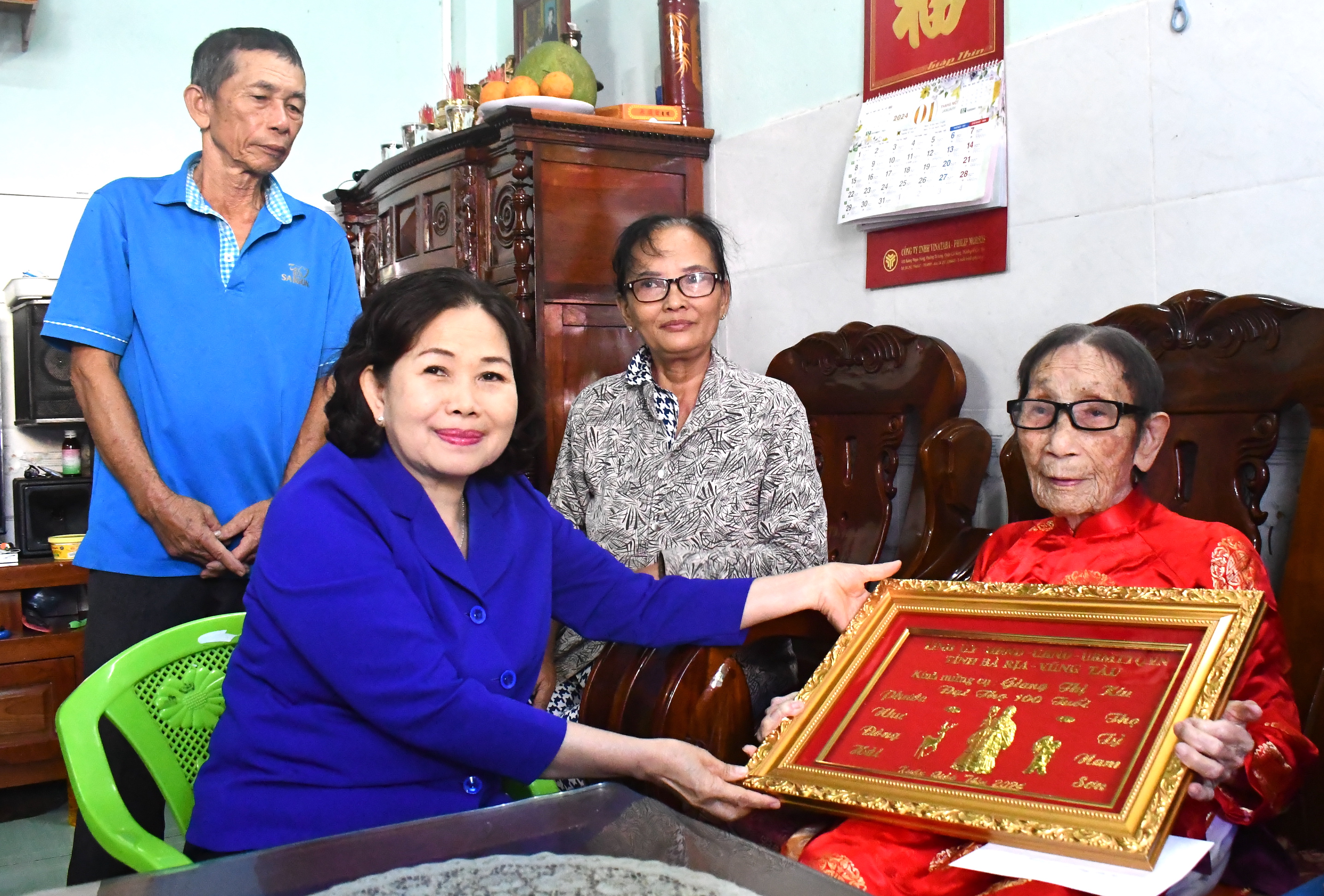 Bà Nguyễn Thị Yến, Phó Bí thư Thường trực Tỉnh ủy, Trưởng Đoàn ĐBQH tỉnh thăm, tặng quà, chúc thọ cụ Giang Thị Kiếu tròn 100 tuổi.