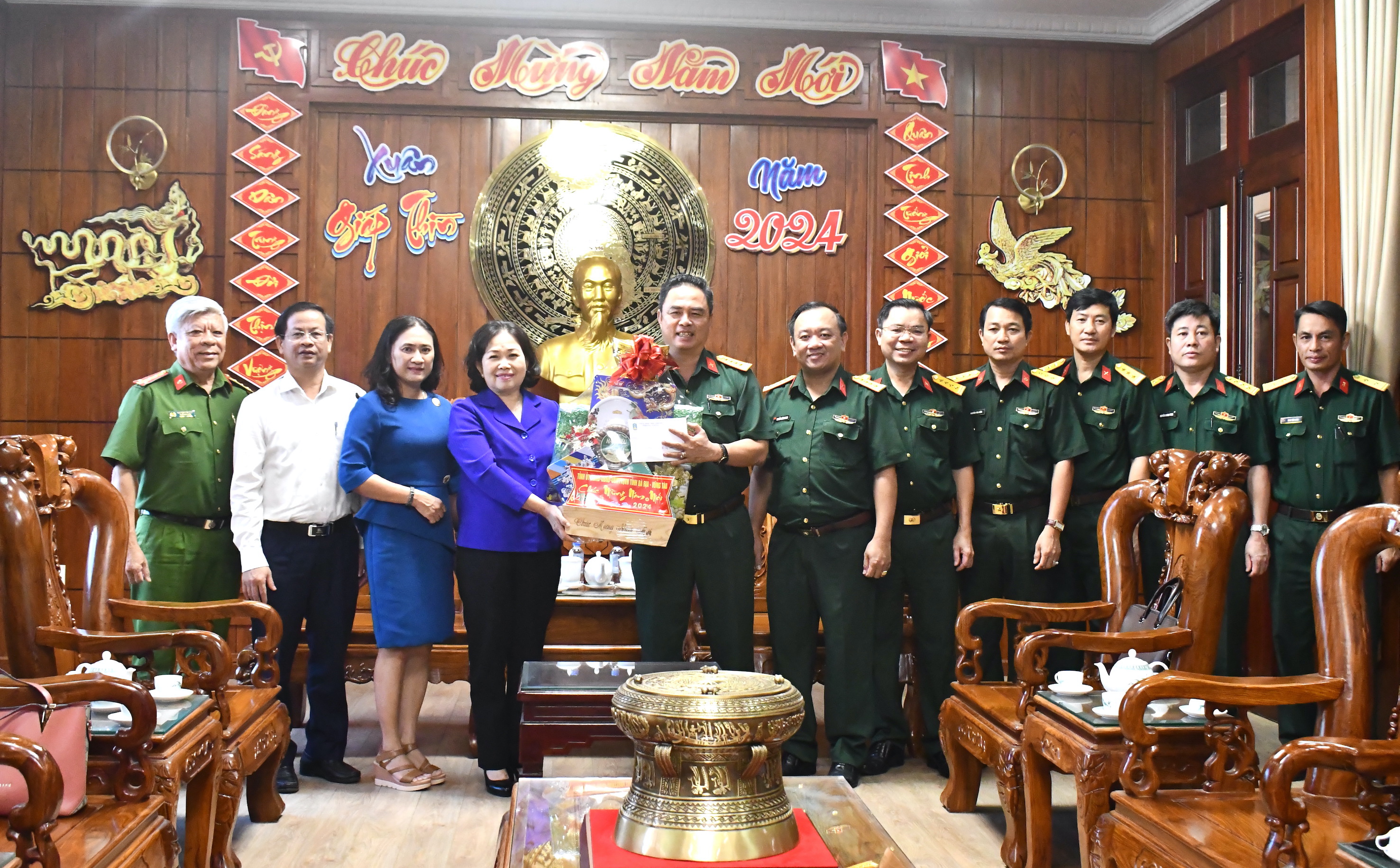  Phó Bí thư Thường trực Tỉnh ủy Nguyễn Thị Yến thăm, chúc Tết cán bộ, chiến sĩ Bộ CHQS tỉnh.