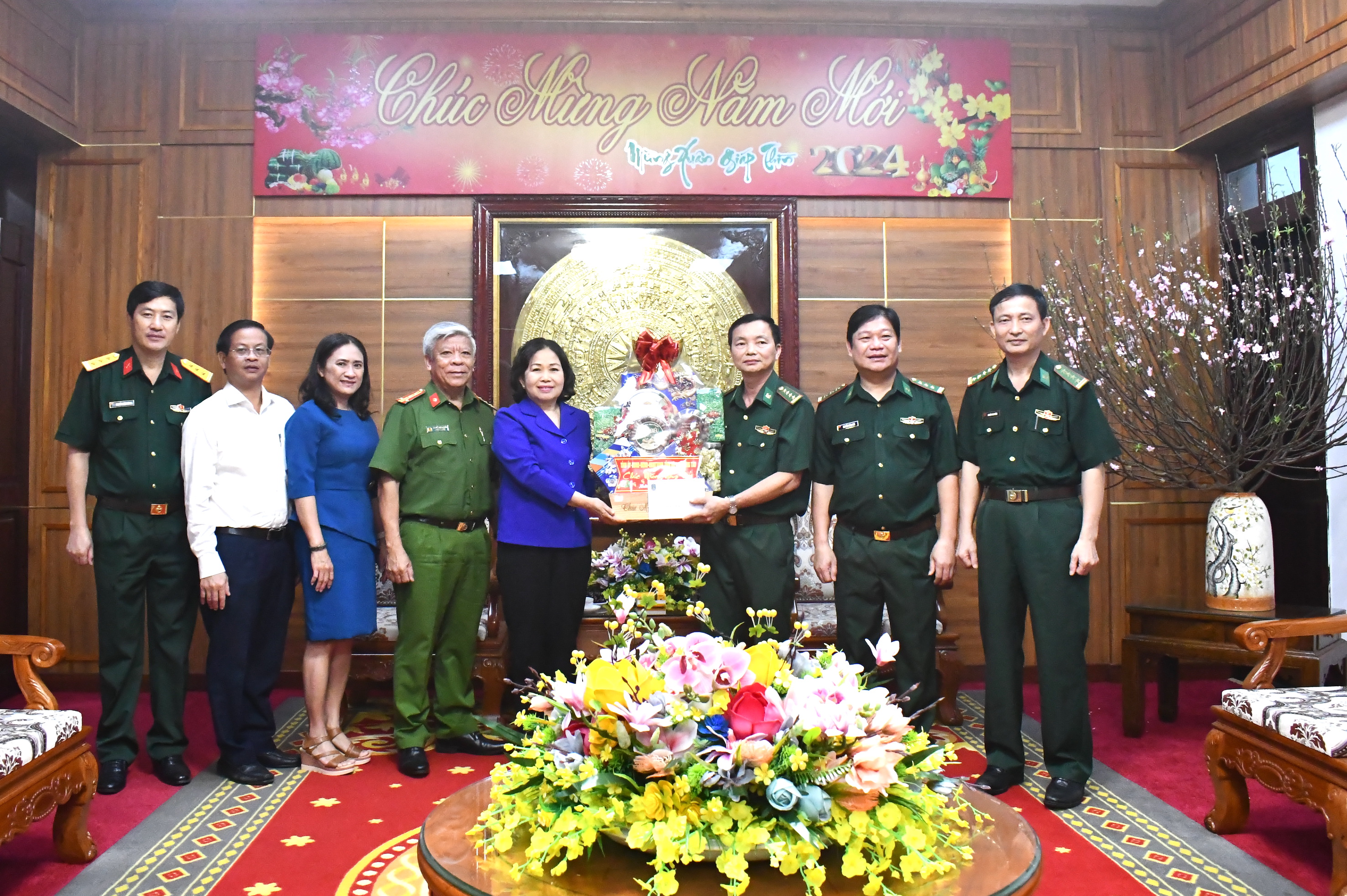 Phó Bí thư Thường trực Tỉnh ủy Nguyễn Thị Yến thăm, tặng quà đến cán bộ, chiến sĩ Bộ đội Biên phòng tỉnh.
