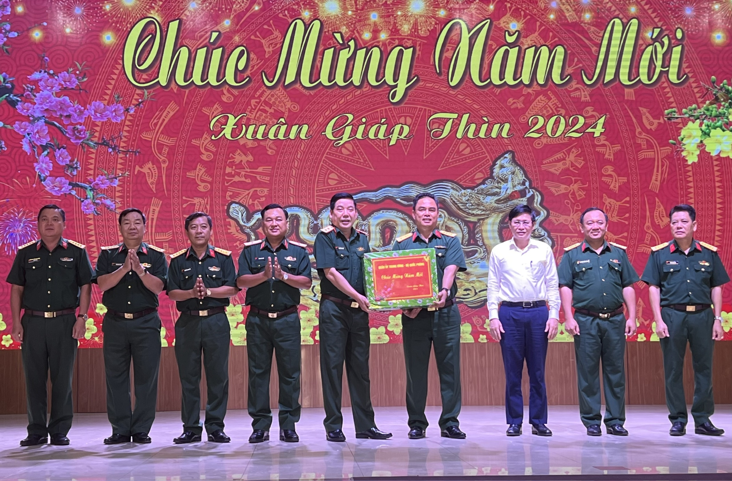 Trung tướng Nguyễn Văn Gấu, Phó Chủ nhiệm Tổng cục Chính trị  Quân đội nhân dân Việt Nam thay mặt Quân ủy Trung ương,  lãnh đạo Tổng cục Chính trị tặng quà chúc Tết Bộ CHQS tỉnh.