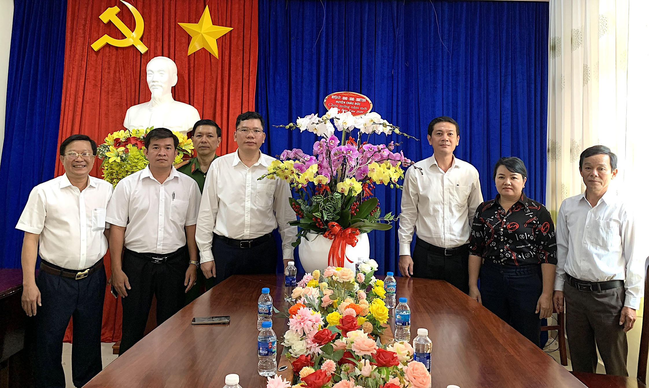 Ông Hoàng Nguyên Dinh, Bí thư Huyện ủy Châu Đức đến thăm, động viên chính quyền và nhân dân xã Kim Long.