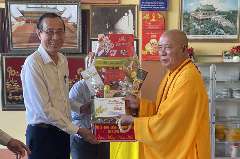 Ông Nguyễn Văn Thắm, Chủ tịch UBND TX. Phú Mỹ thăm, chúc Tết Hòa thượng Thích Quảng Hiển, Ủy viên Thường trực Hội đồng Chứng minh Giáo hội Phật giáo Việt Nam, nguyên Trưởng Ban Trị sự Giáo hội Phật giáo Việt Nam tỉnh, Viện chủ Chùa Đại Tòng Lâm