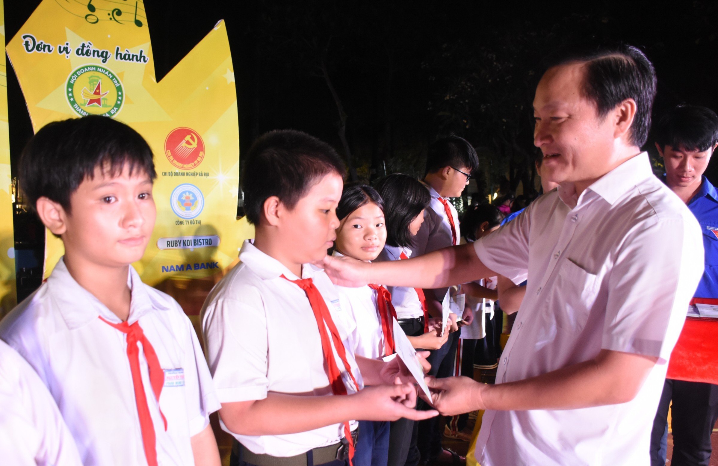 Ông Nguyễn Văn Phú, Phó Chủ tịch UBMTTQ Việt Nam TP.Bà Rịa trao quà Tết cho thiếu nhi có hoàn cảnh khó khăn tại chương trình.