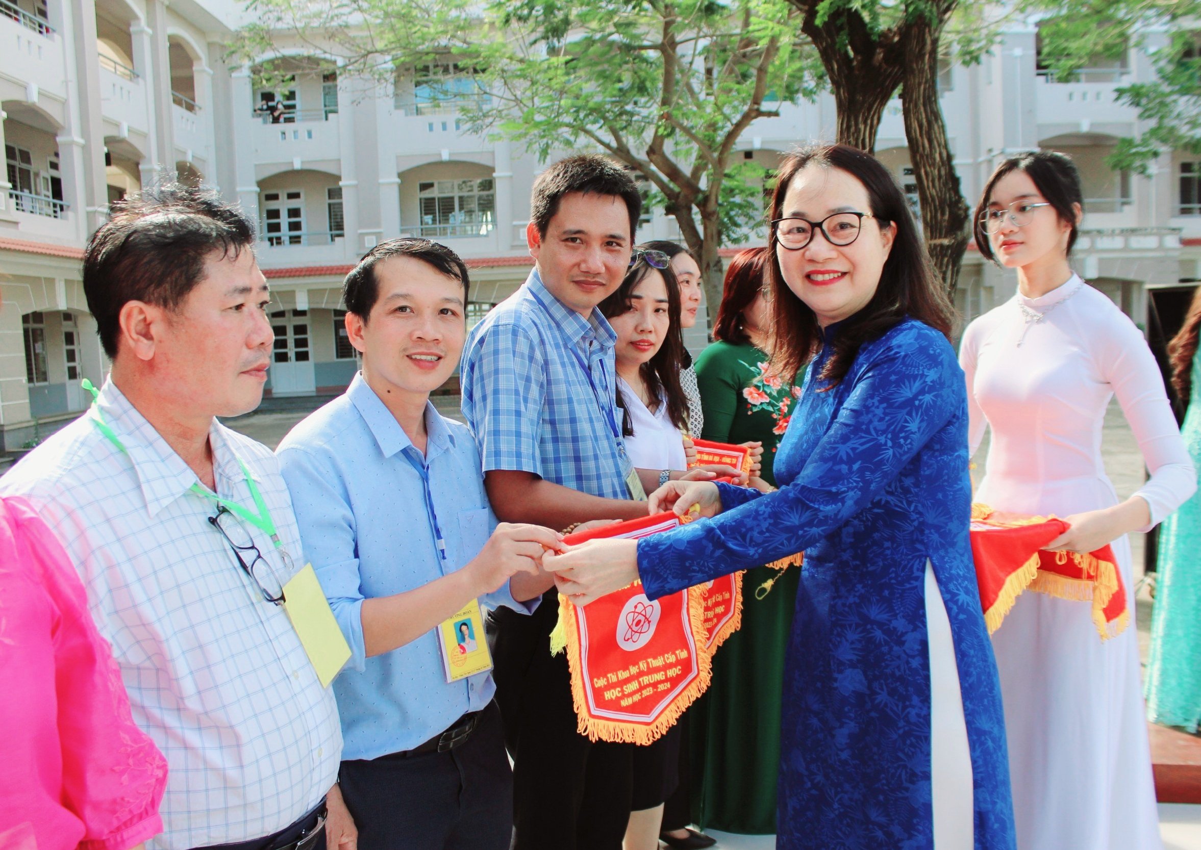 Bà Trần Thị Ngọc Châu, Giám đốc Sở GD-ĐT trao cờ lưu niệm cho các đội tham dự.