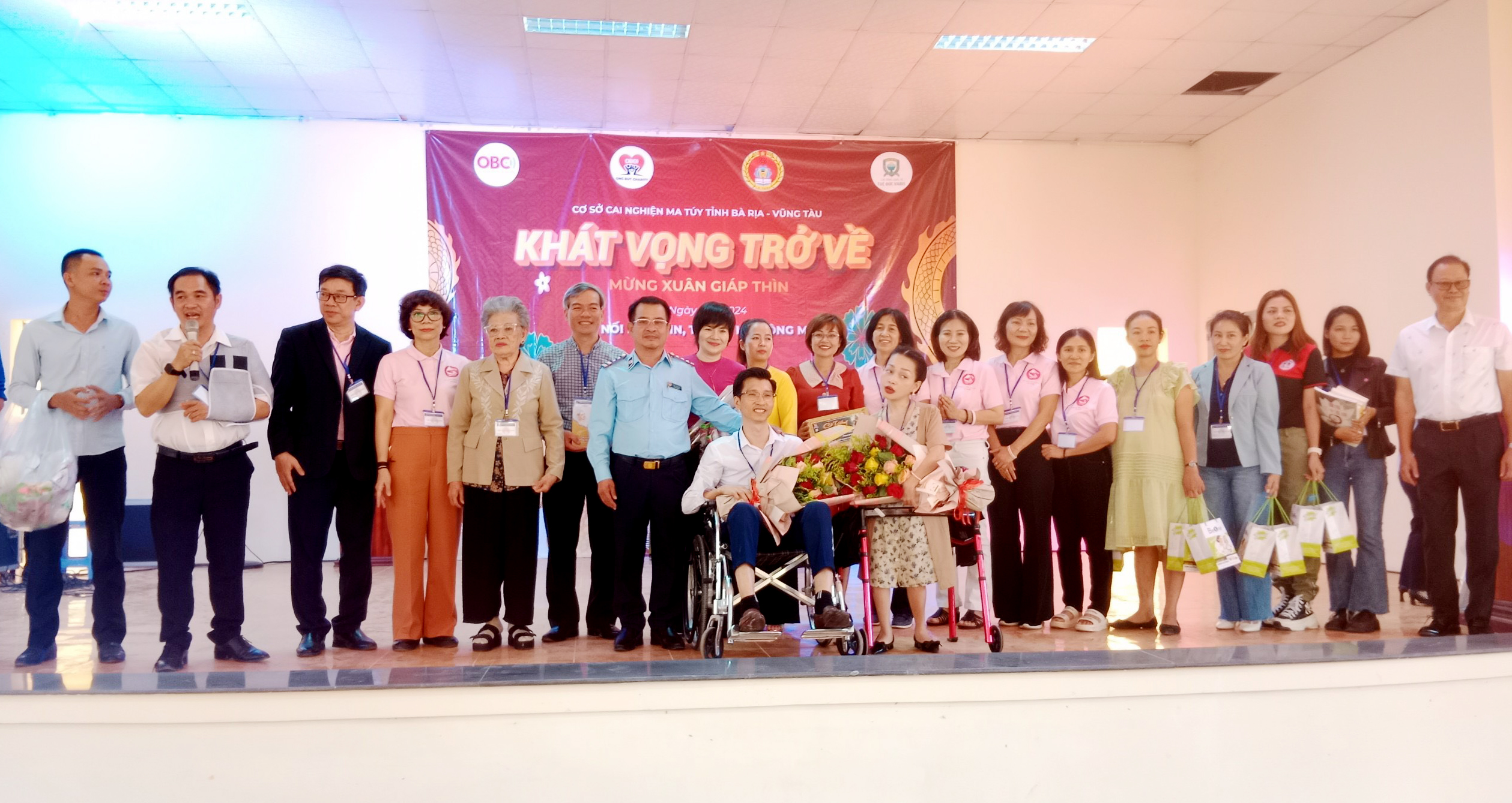 Các diễn giả chụp ảnh lưu niệm tại chương trình.