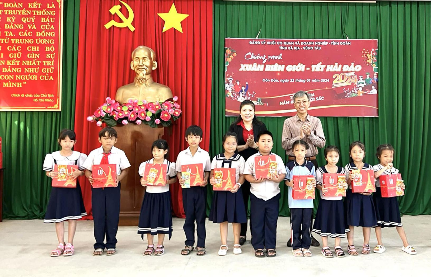 Bà Lương Thị Lệ Hằng - Tỉnh ủy viên, Bí thư Đảng ủy Khối và đồng chí Lê Anh Nhựt, Phó Bí thư Huyện uỷ Côn Đảo tặng quà Tết cho các em học sinh
