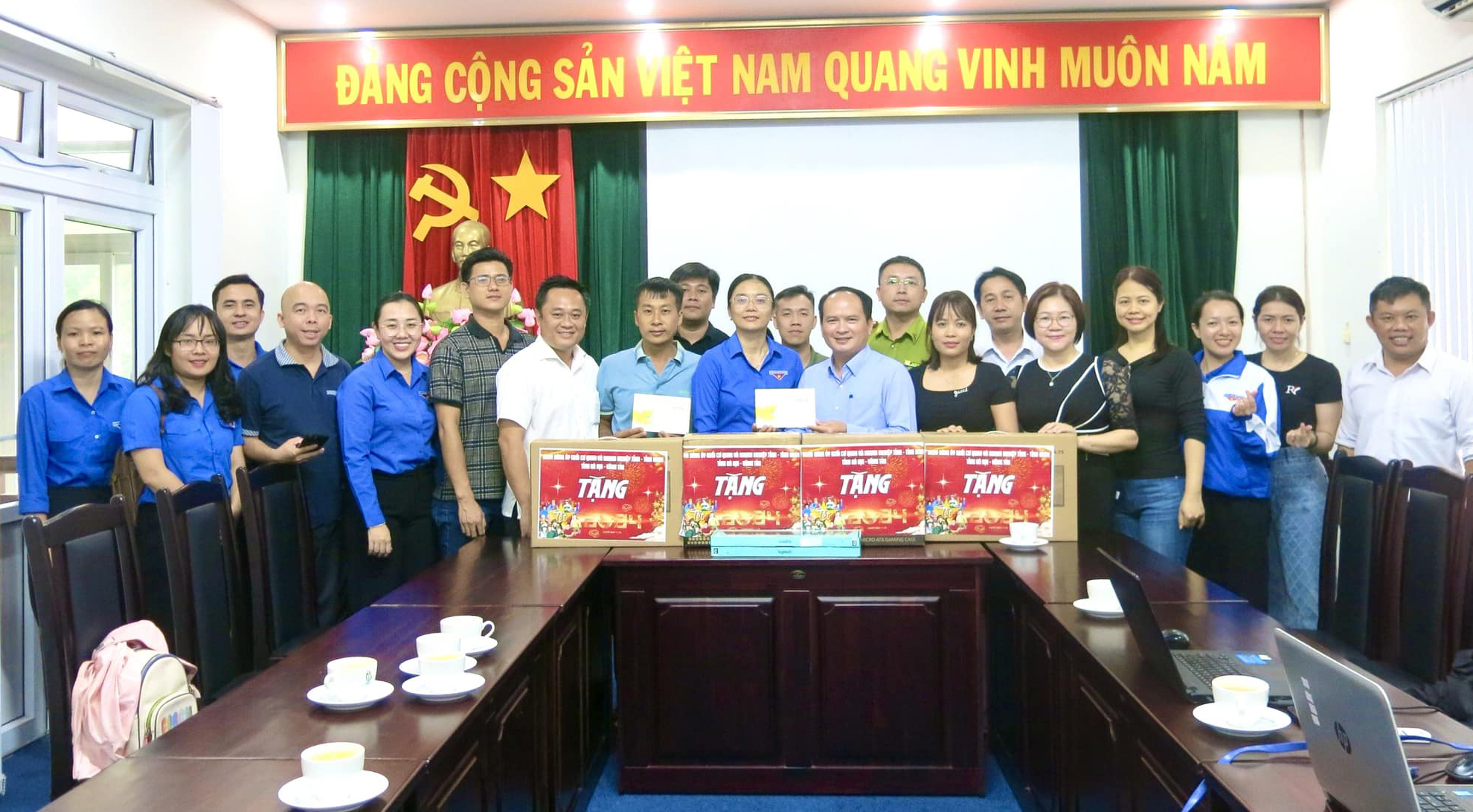 Đồng chí Hồ Thị Ánh Tuyết - Tỉnh ủy viên, Bí thư Tỉnh đoàn, Phó Trưởng Ban tổ chức Chương trình cùng Đoàn công tác thăm và tặng quà Vườn Quốc Gia Côn Đảo