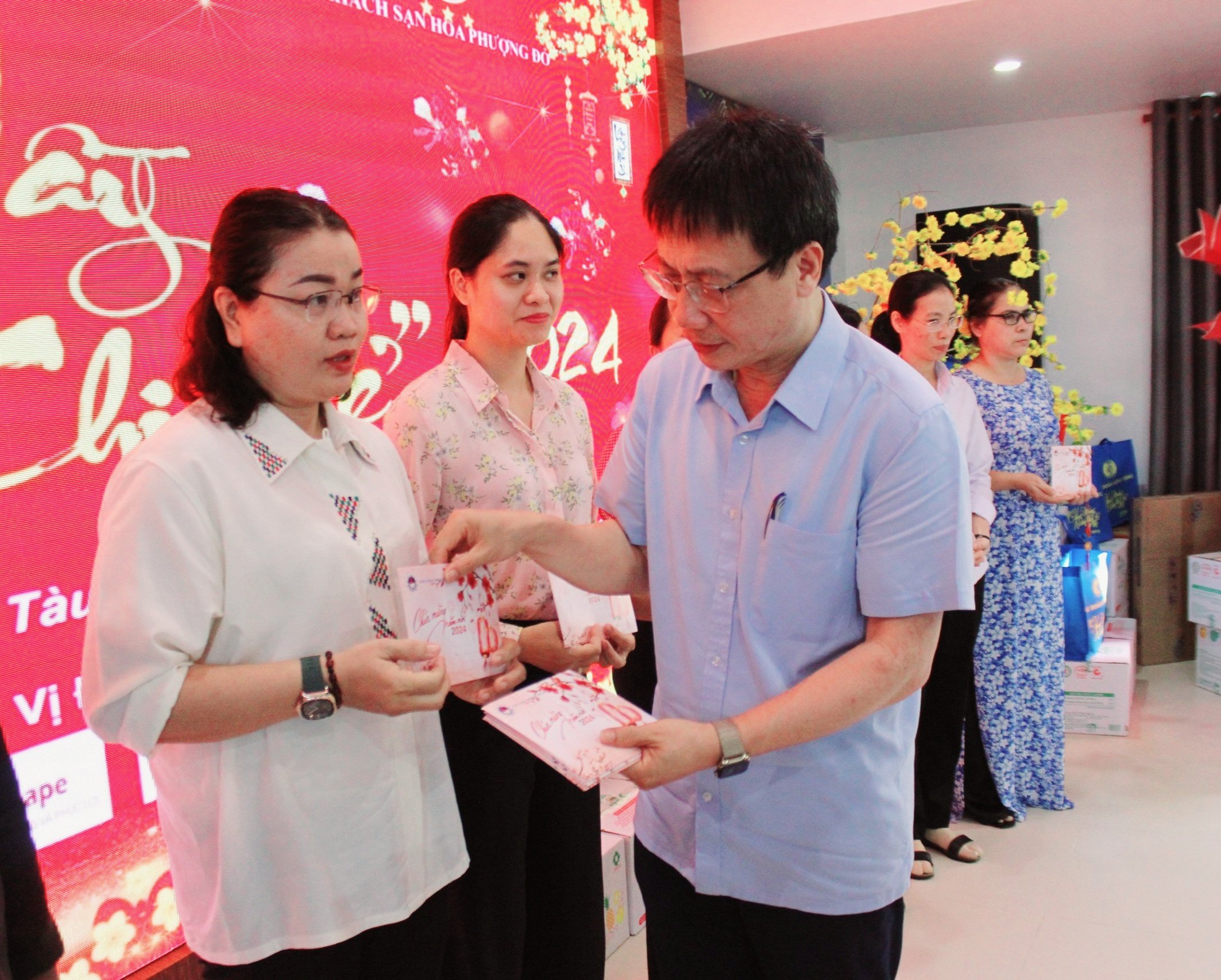 Chủ tịch Công đoàn Giáo dục Việt Nam Nguyễn Ngọc Ân trao quà Tết cho nhà giáo, người lao động có hoàn cảnh khó khăn.