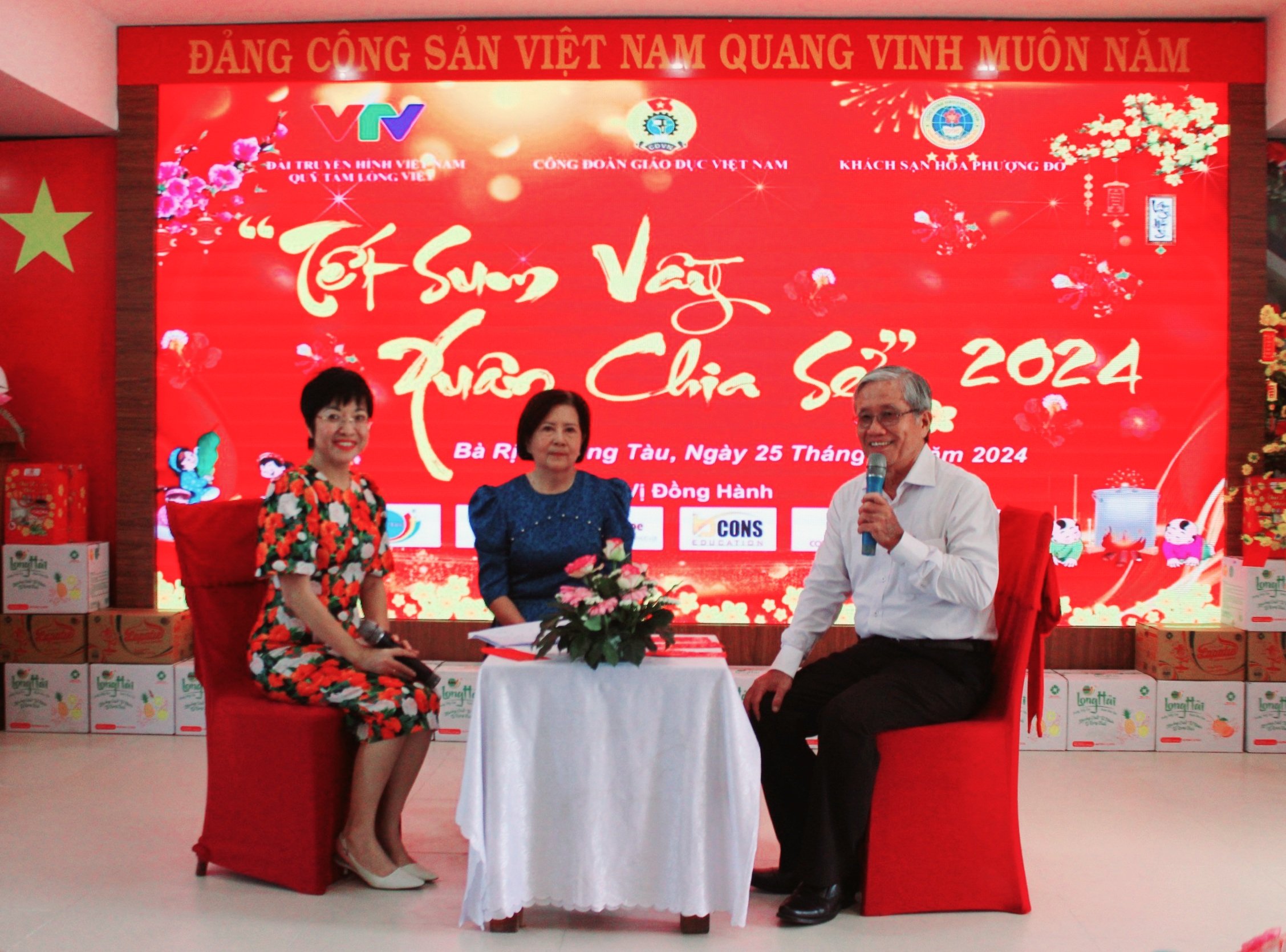 Trong khuôn khổ chương trình, đại biểu còn được giao lưu với các nhà giáo từng là cán bộ Công đoàn ngành Giáo dục.