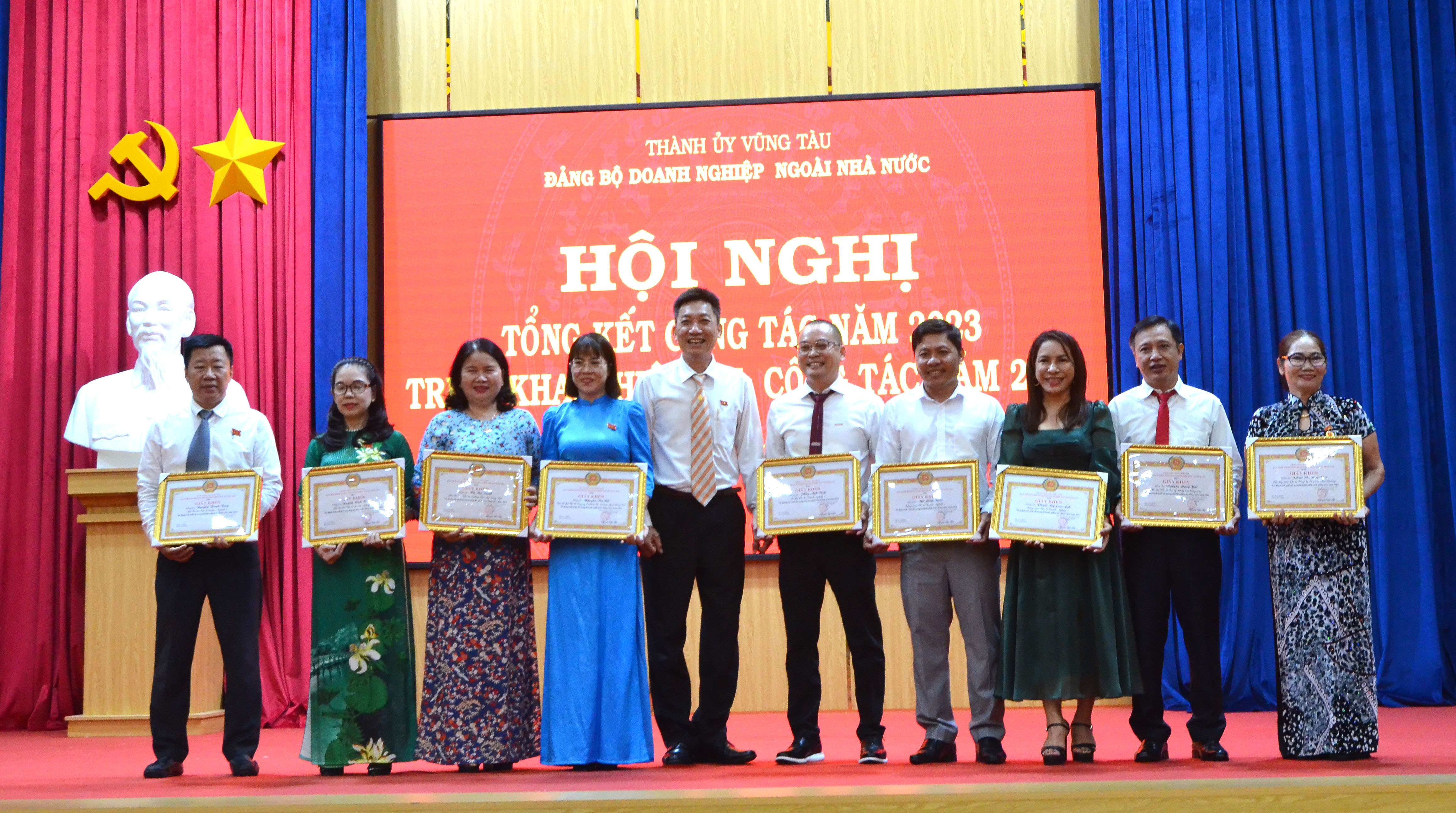Lãnh đạo Đảng bộ DN ngoài Nhà nước TP.Vũng Tàu trao giấy khen cho các đảng viên hoàn thành xuất sắc công tác phát triển đảng viên năm 2023.