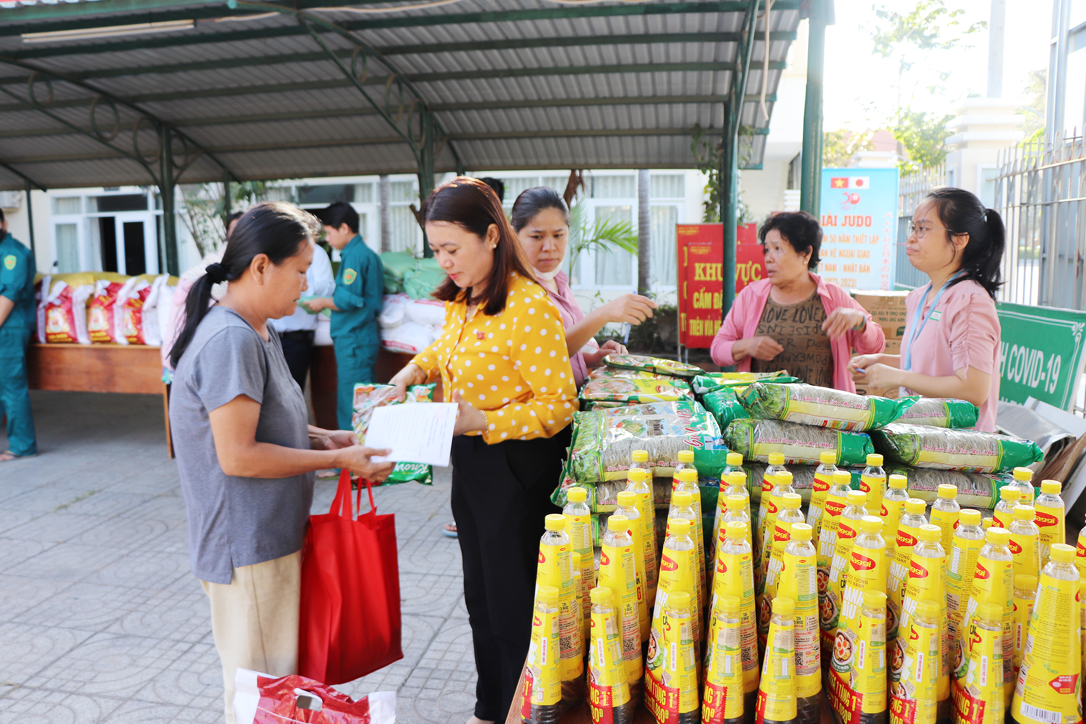 Các nhu yếu phẩm Tết được bày bán tại phiên chợ.
