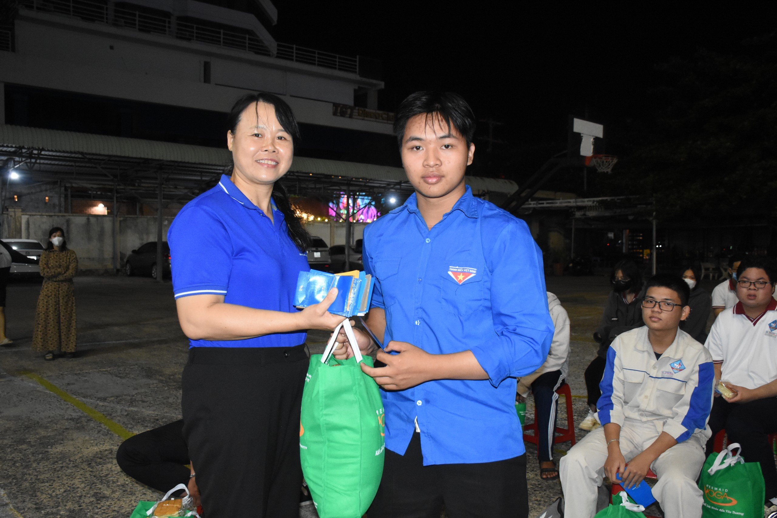 Chị Lê Thị Thắm, Phó Giám đốc Nhà Văn hoá Thanh niên tỉnh trao quà Tết của Trung tâm Tư vấn sức khỏe phục hồi tự nhiên Mermaid Yoga các em học sinh, sinh viên có hoàn cảnh khó khăn.