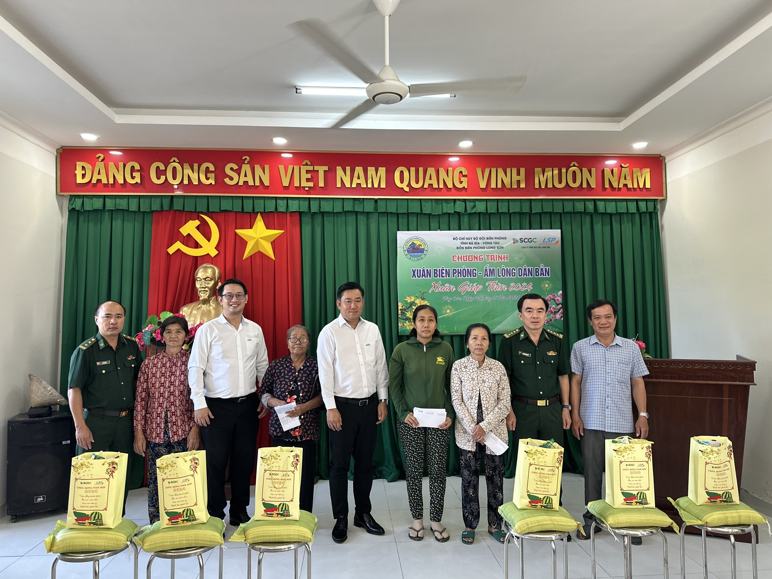 Đồn Biên phòng Long Sơn tặng 90 suất quà đến các gia đình chính sách, hộ nghèo qua chương trình 