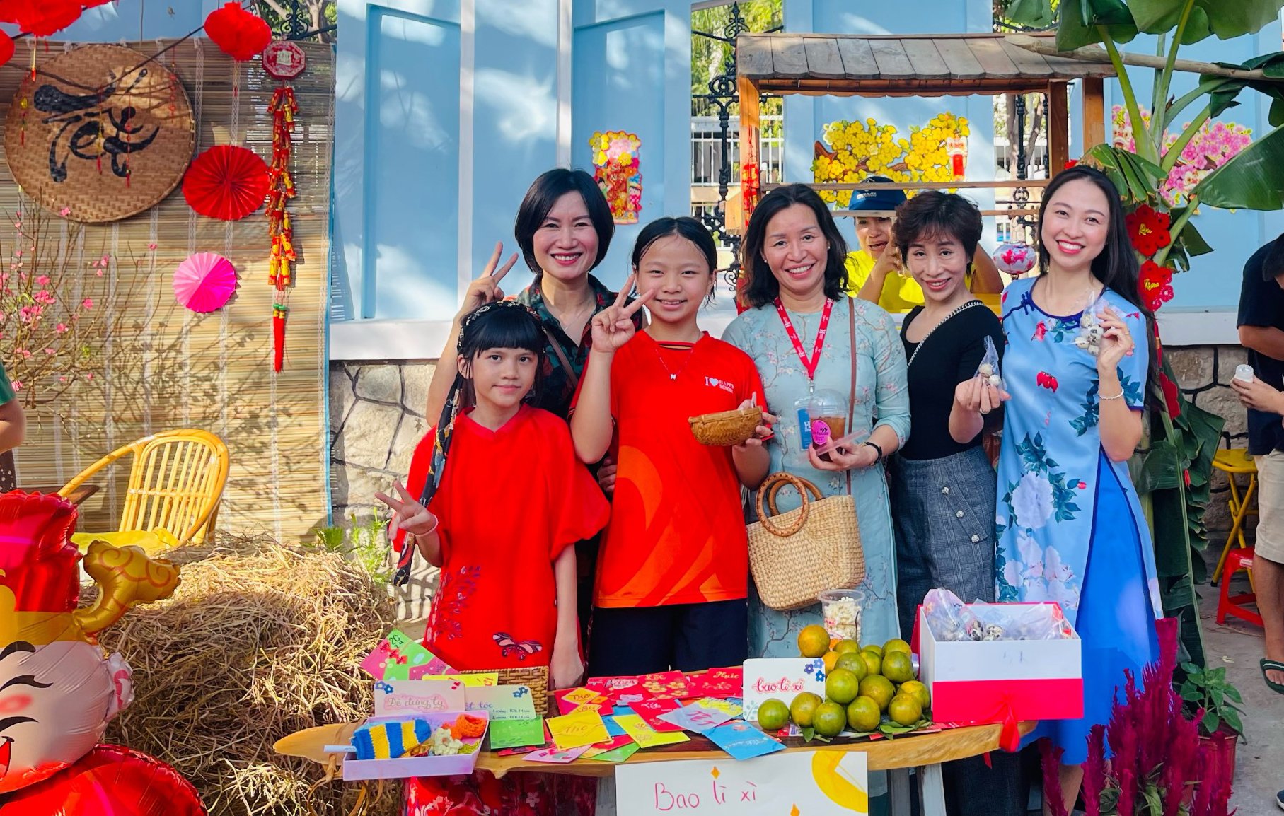 Gian hàng Tết Xưa do học sinh, phụ huynh, giáo viên cùng nhau trang trí.