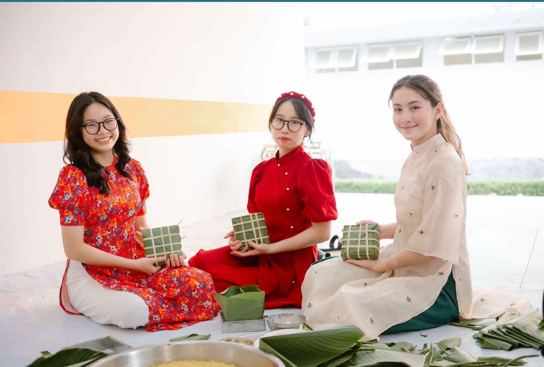 HS trong tà áo dài và hoạt động gói bánh chưng ngày Tết.