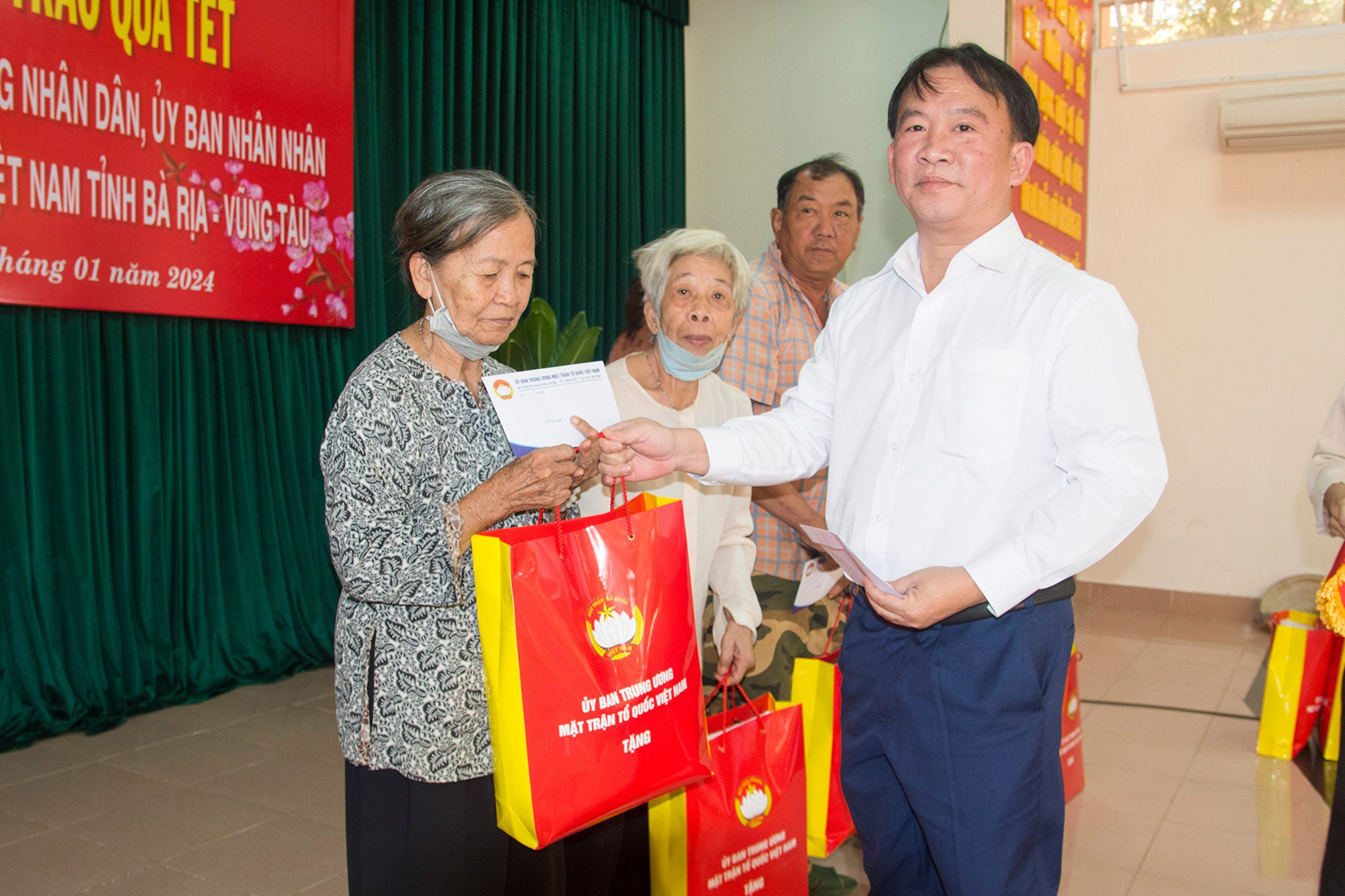 Ông Trần Tuấn Lĩnh, Ủy viên Ban Thường vụ Tỉnh ủy, Trưởng Ban Nội chính Tỉnh ủy tỉnh BR-VT trao cho hộ nghèo tại TT.Đất Đỏ, huyện Đất Đỏ