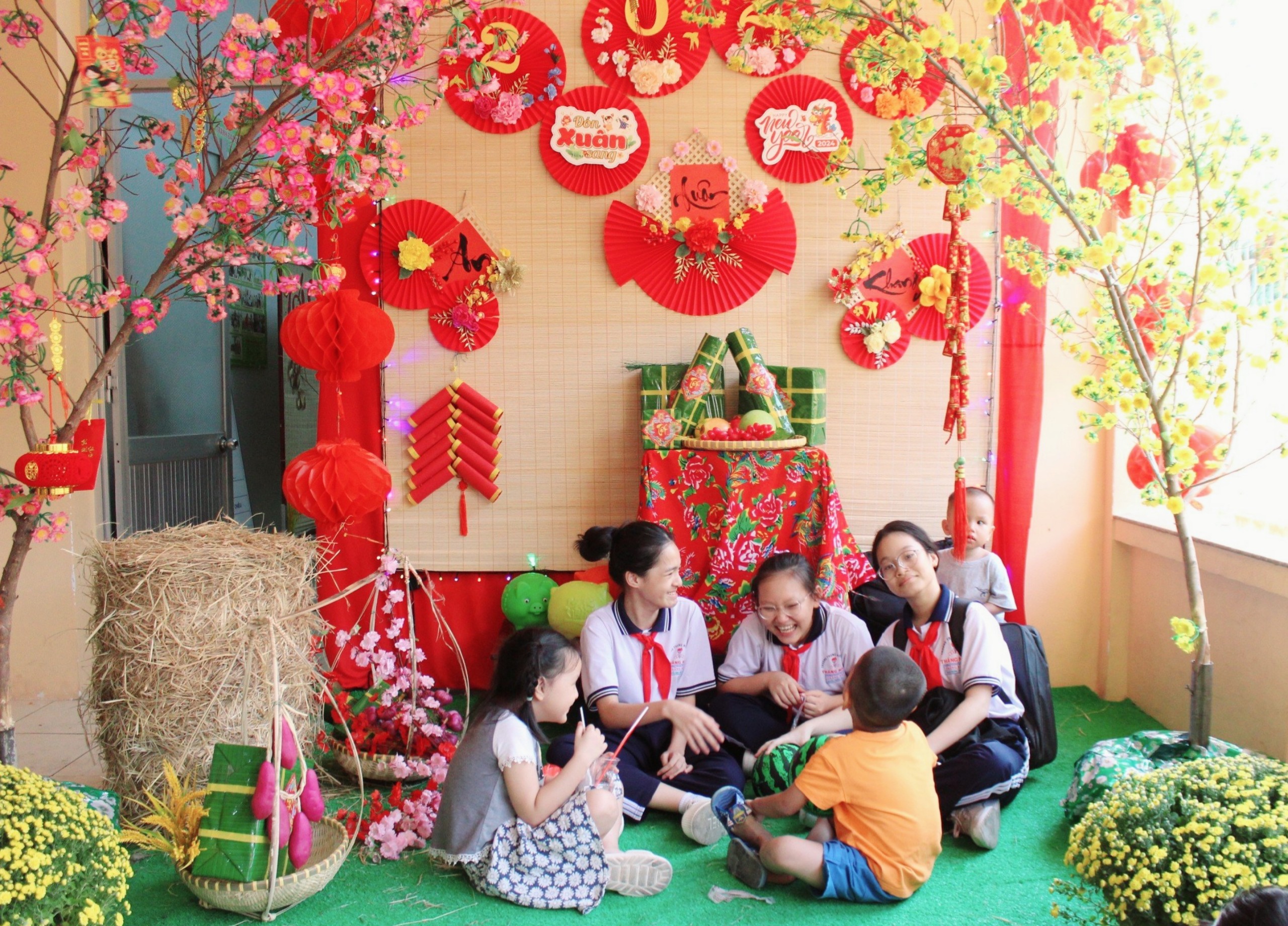 Các em HS háo hức trải nghiệm không khí ngày Tết cổ truyền.