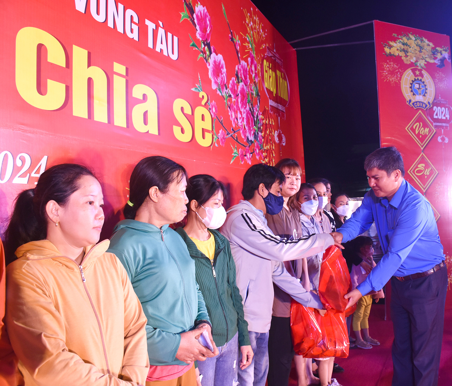 Ông Nguyễn Thanh Sơn, Chủ tịch Công đoàn các KCN tỉnh tặng quà đoàn viên, công nhân, NLĐ khó khăn.