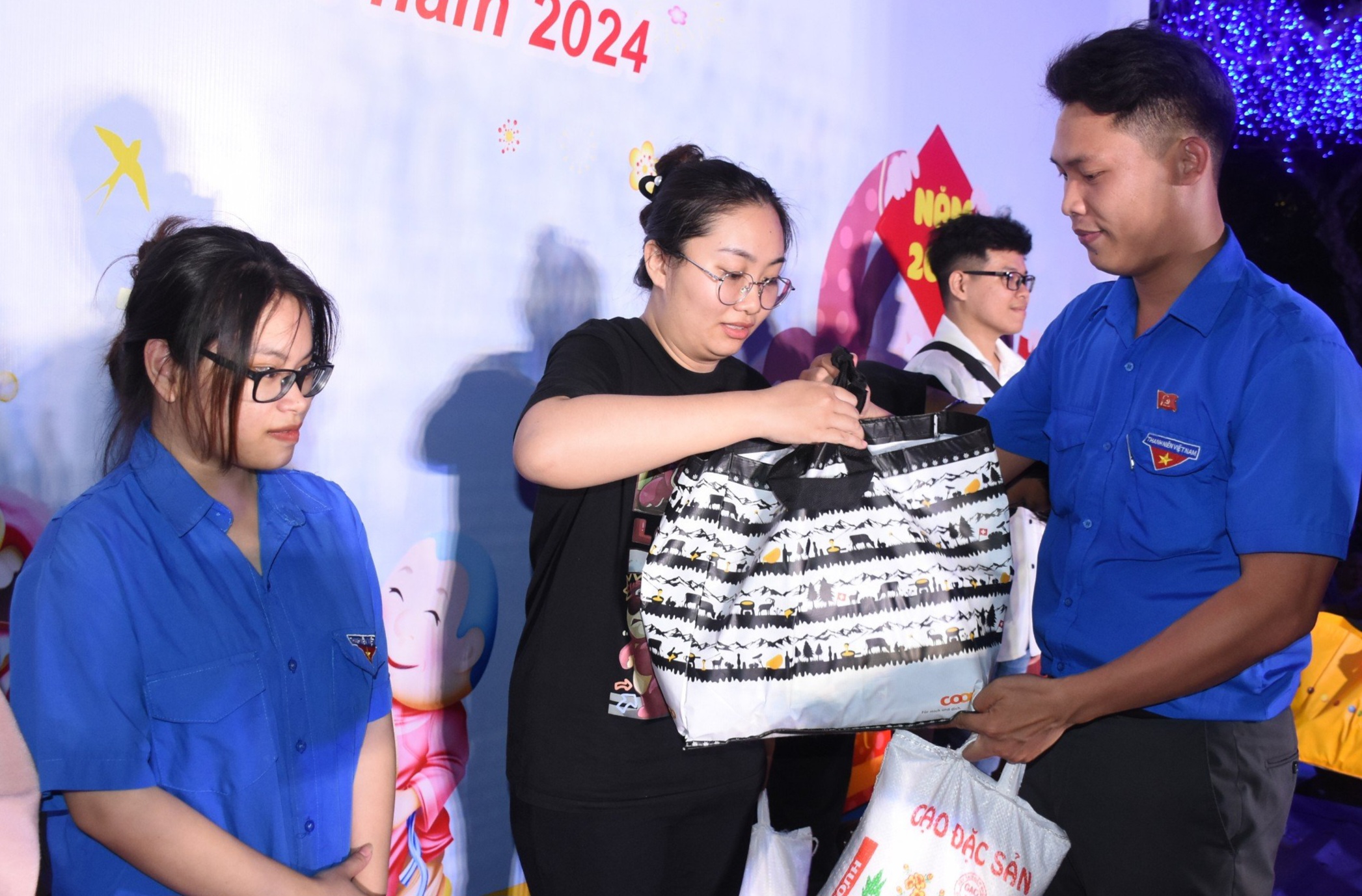 Anh Đồng Thanh Tùng, Bí thư Thành Đoàn Vũng Tàu trao quà Tết cho thanh niên công nhân.