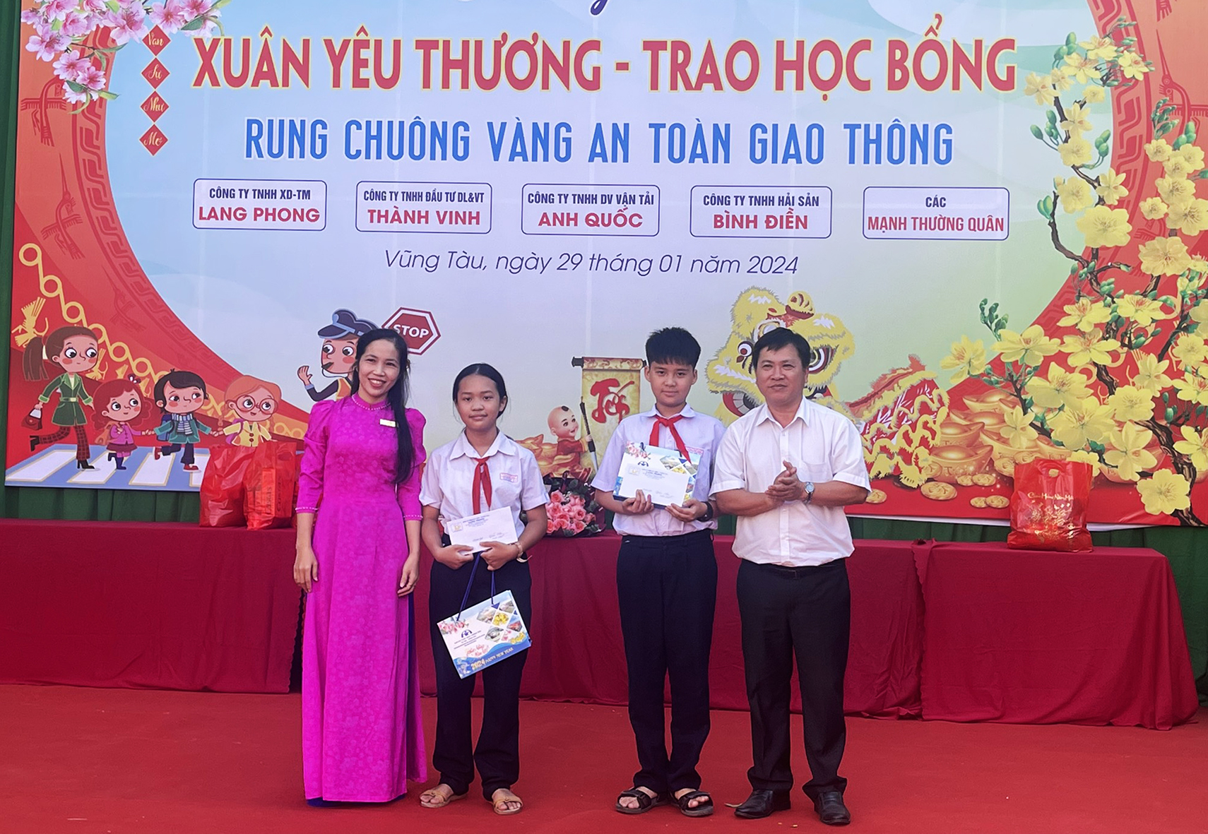 Hiệu trưởng Trường THCS Lương Thế Vinh và lãnh đạo UBND phường 11 trao giải cho HS đạt giải trong cuộc thi rung chuông vàng an toàn giao thông