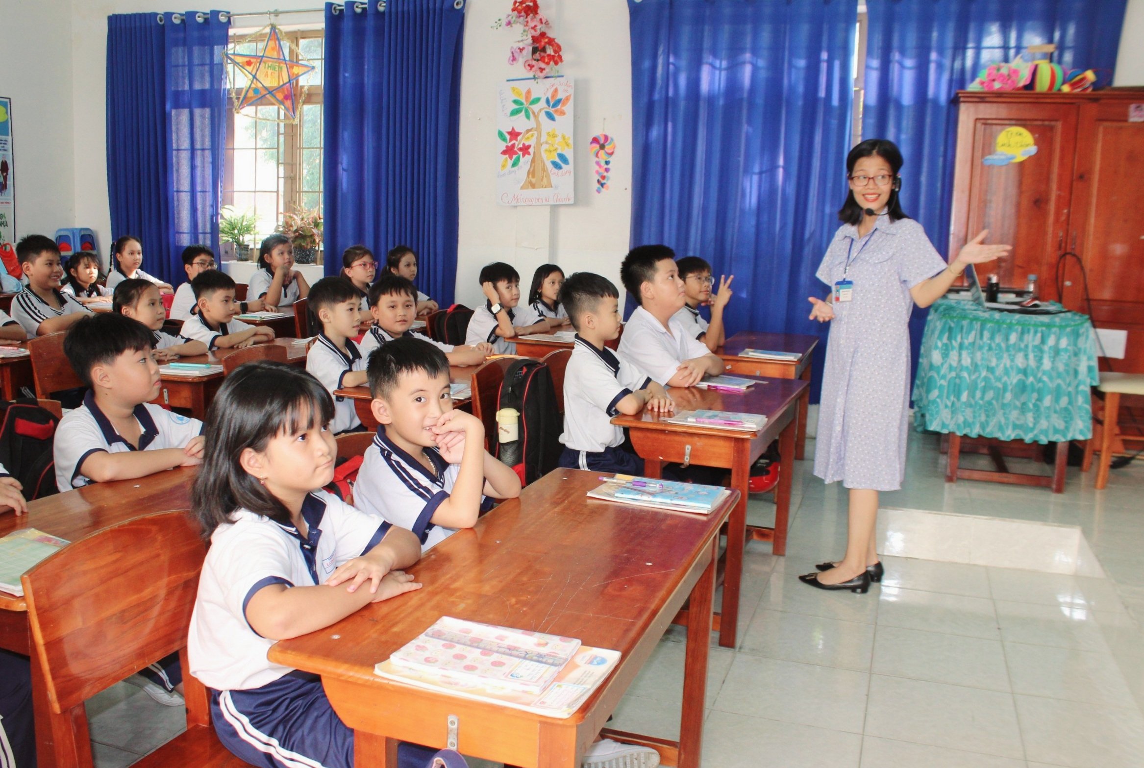 Trong tiết dạy, cô Trịnh Thị Yến vừa là cô giáo, vừa là người bạn lớn của các em học sinh