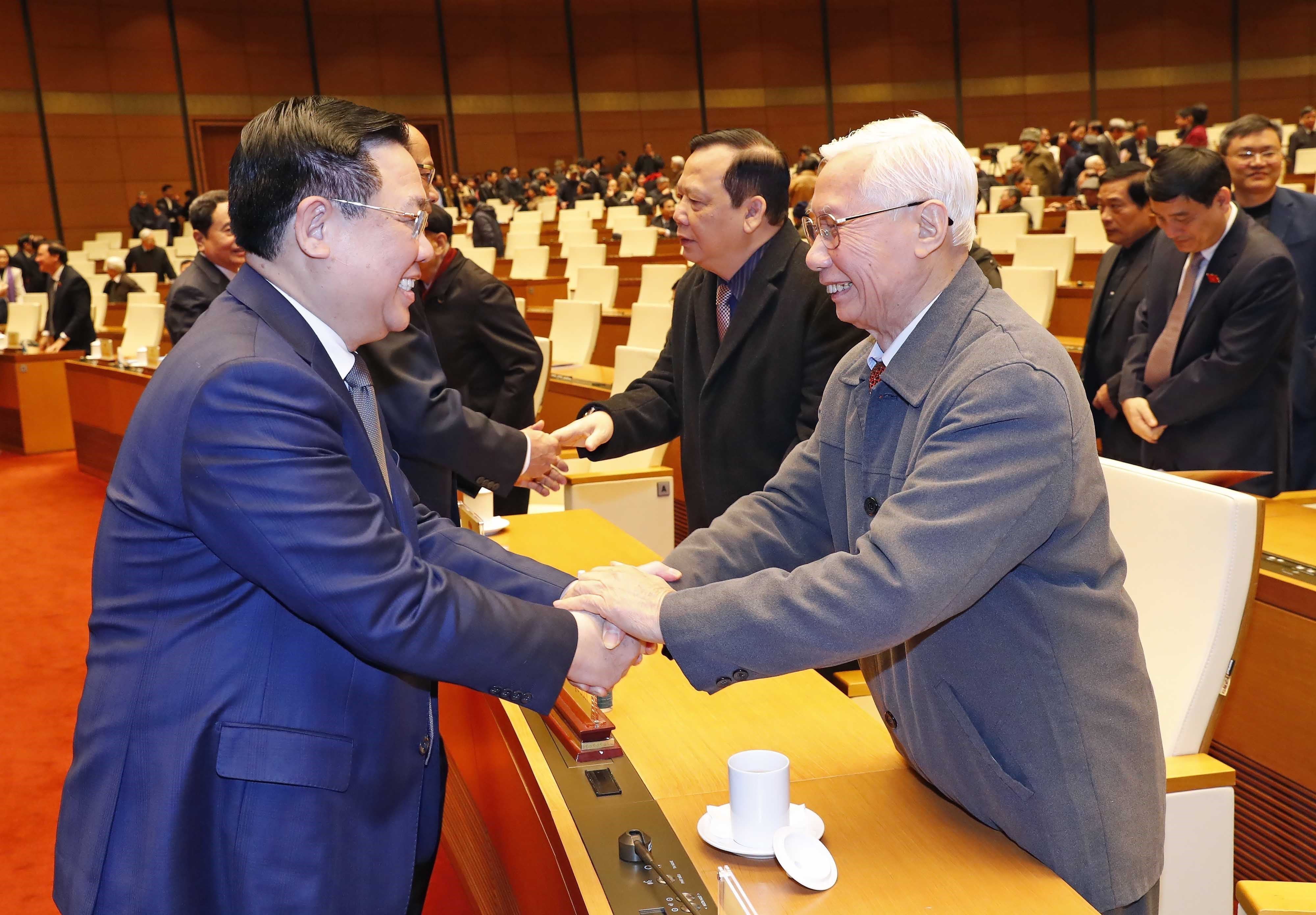 Chủ tịch Quốc hội Vương Đình Huệ với nguyên Phó Chủ tịch Quốc hội  Nguyễn Đức Kiên. Ảnh: NHAN SÁNG