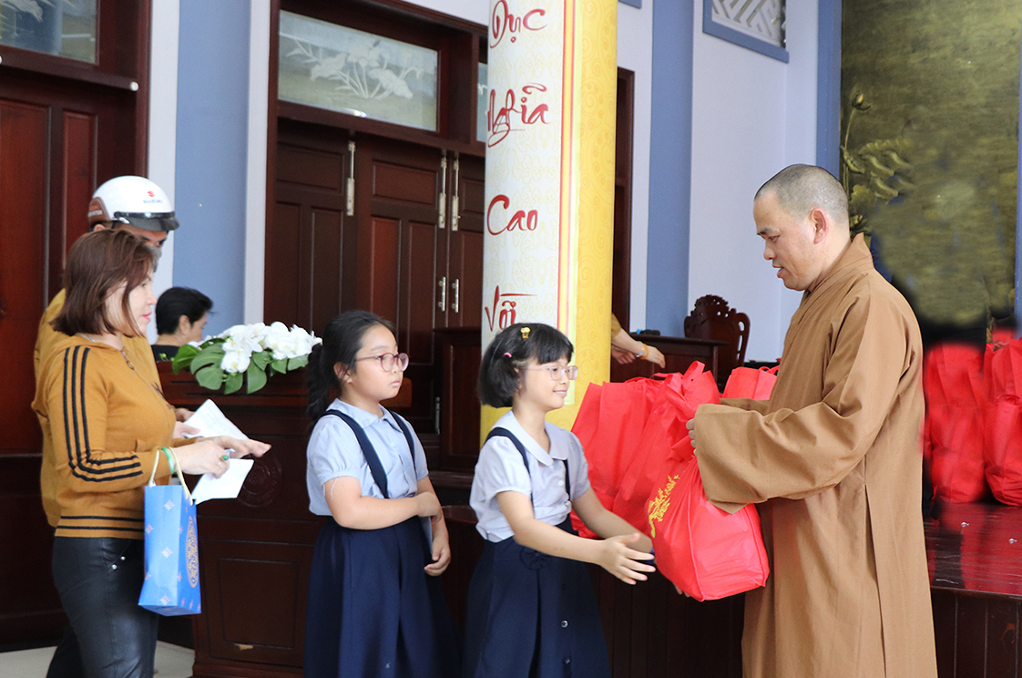 Thượng tọa Thích Thiện Thông, Phó Ban Trị sự GHPGVN TP.Vũng Tàu, Trụ trì Chùa Liên Trì, tặng quà Tết tới người nghèo.