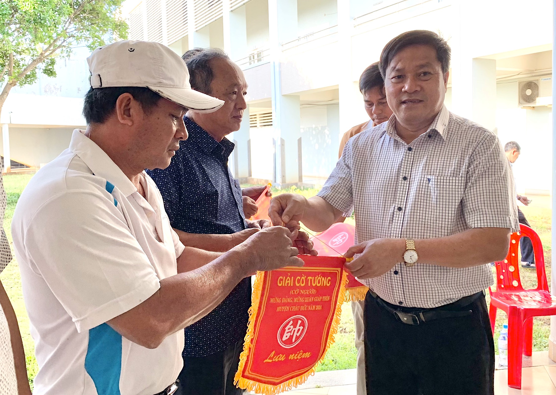 Ông Phạm Văn Quyền, Phó Chủ tịch UBND huyện Châu Đức trao cờ lưu niệm cho các đội tham gia Giải cờ tướng mừng Đảng mừng Xuân 2024.