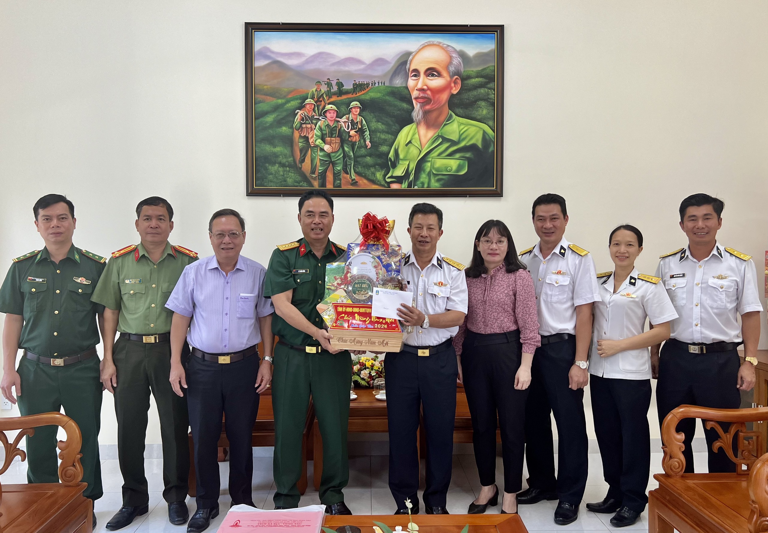 Đại tá Lê Xuân Bình, Ủy viên Ban Thường vụ Tỉnh ủy, Chỉ huy trưởng Bộ Chỉ huy Quân sự tỉnh làm Trưởng đoàn thăm, tặng quà  Trung đoàn Rada tầm xa 251, Bộ Tư lệnh Vùng 2 Hải quân. Ảnh: KIM HỒNG