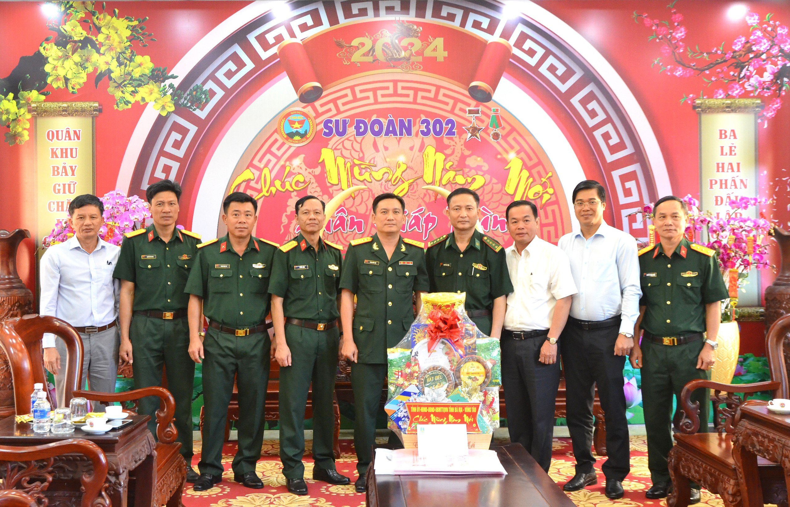 Đại tá Nguyễn Văn Thống, Phó Chính ủy Bộ Chỉ huy Bộ đội Biên phòng tỉnh (thứ 4 từ phải qua) chúc Tết Sư đoàn 302 (huyện Cẩm Mỹ, tỉnh Đồng Nai). Ảnh: CẨM NHUNG