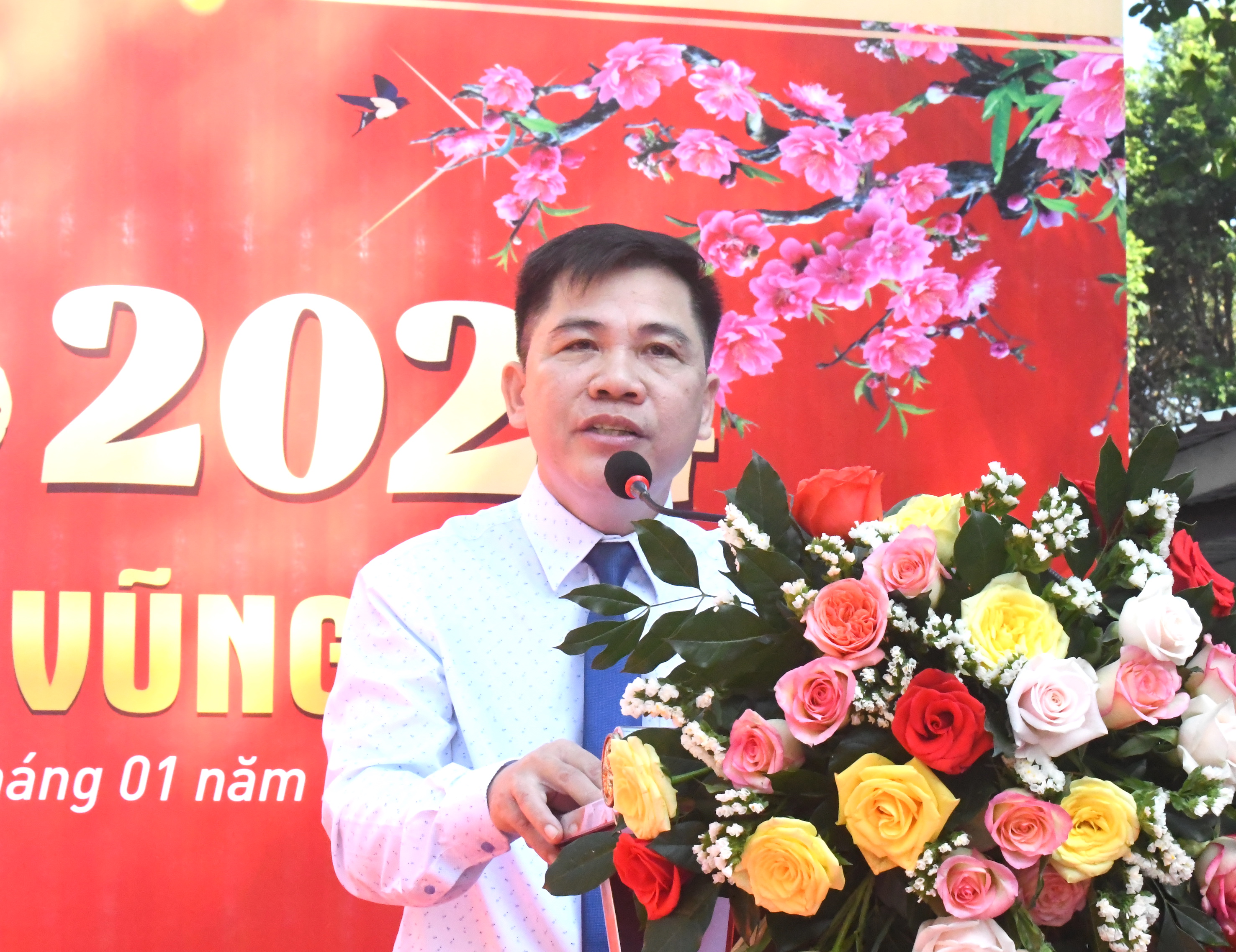 Ông Nguyễn Văn Thắng, Phó Trưởng Ban Tuyên giáo Tỉnh ủy phát biểu tại lễ khai mạc. Ảnh: NGUYỄN LỘC.