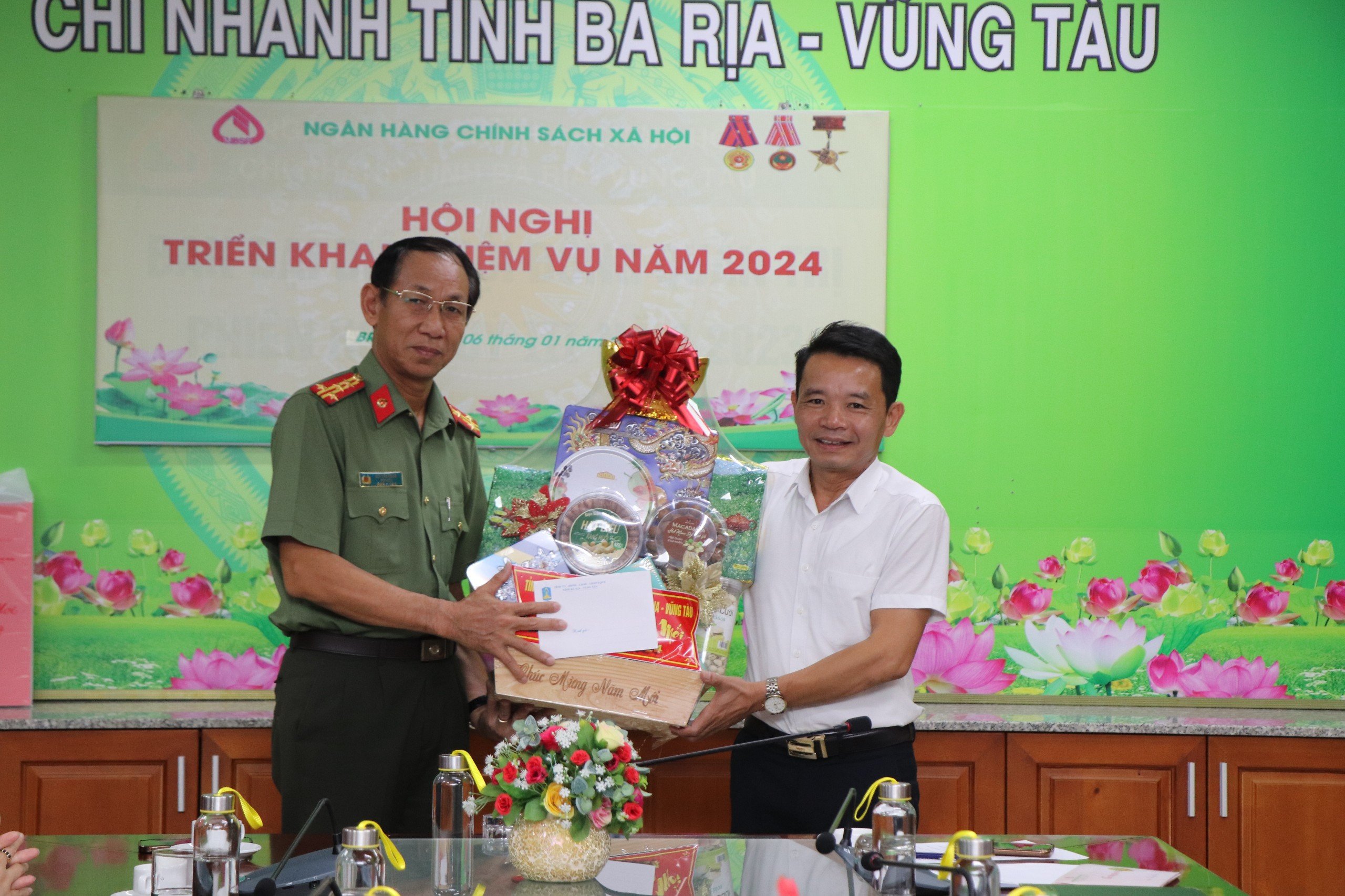 Đoàn do ông Bùi Văn Thảo, Ủy viên Ban Thường vụ Tỉnh ủy, Giám đốc Công an tỉnh thăm, chúc Tết tới Ngân hàng Chính sách xã hội.