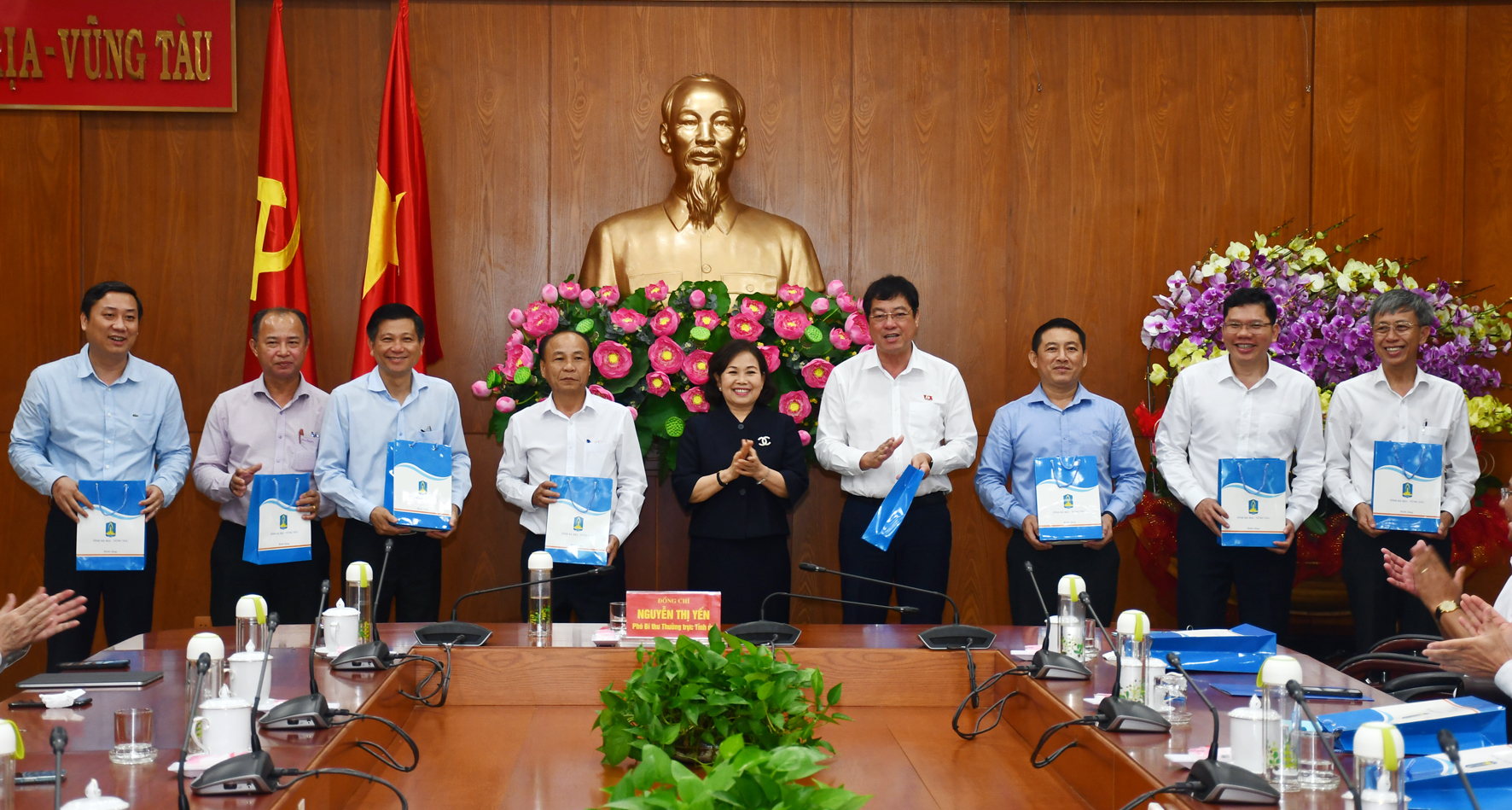Bà Nguyễn Thị Yến, Phó Bí thư Thường trực Tỉnh ủy, Trưởng Đoàn ĐBQH tỉnh chúc Tết Thường trực Thành ủy, Huyện ủy, Thị ủy. 
