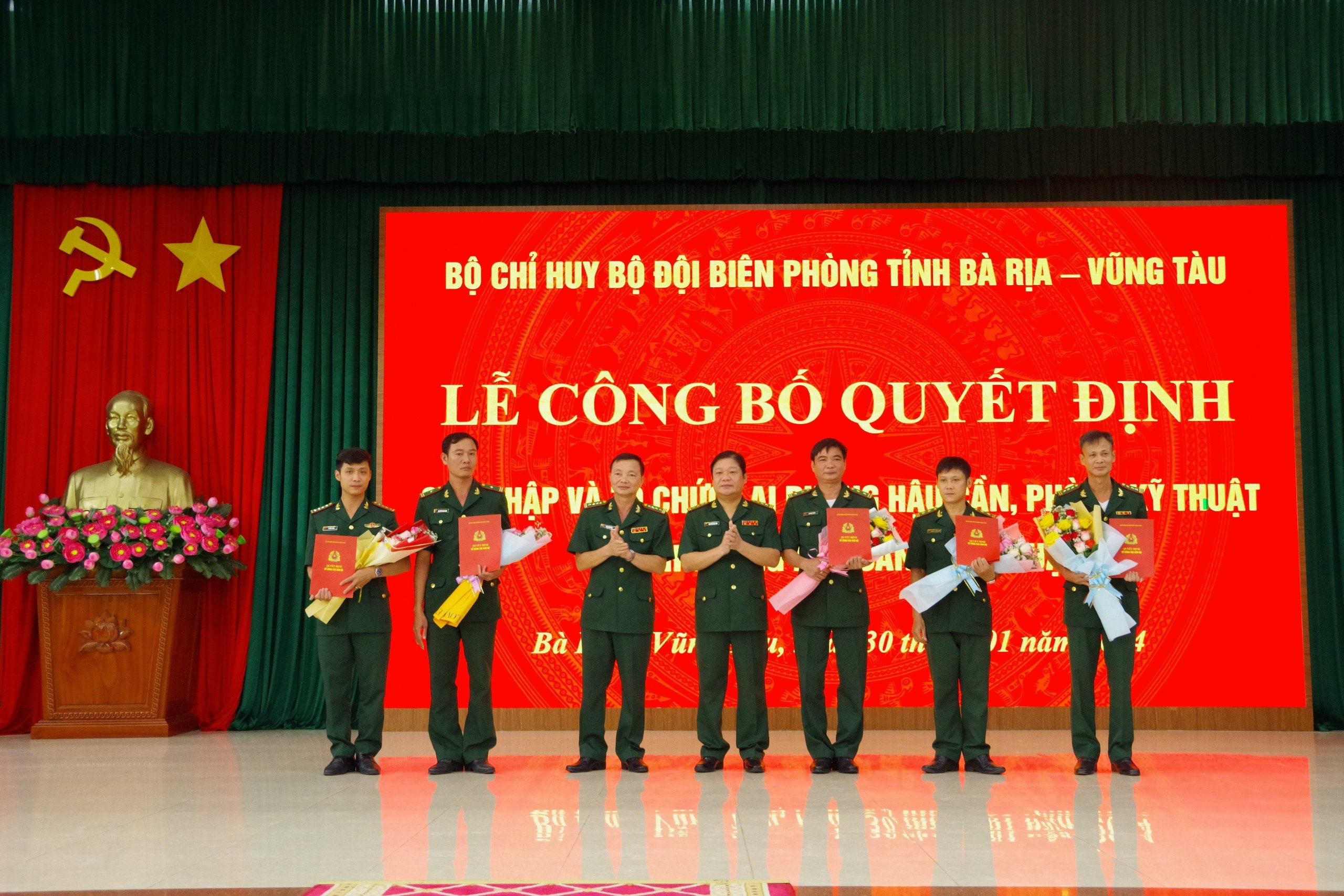 Lãnh đạo BĐBP tỉnh trao các quyết định và tặng hoa chúc mừng cho các chức danh Phòng Hậu cần - Kỹ thuật.