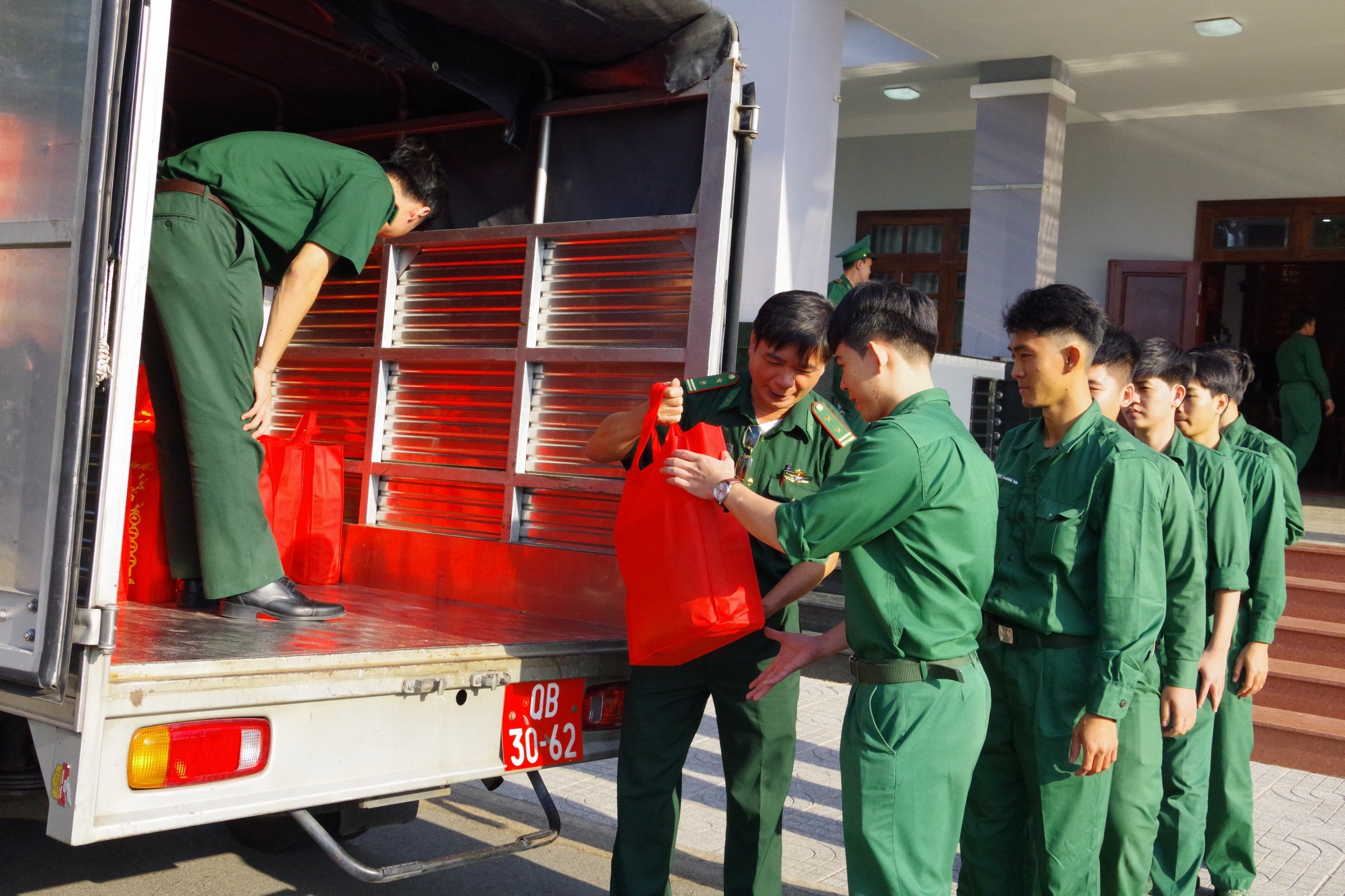 Bộ chỉ huy BĐBP tỉnh trao quà Tết của Bộ Quốc phòng cho quân nhân xuất ngũ.